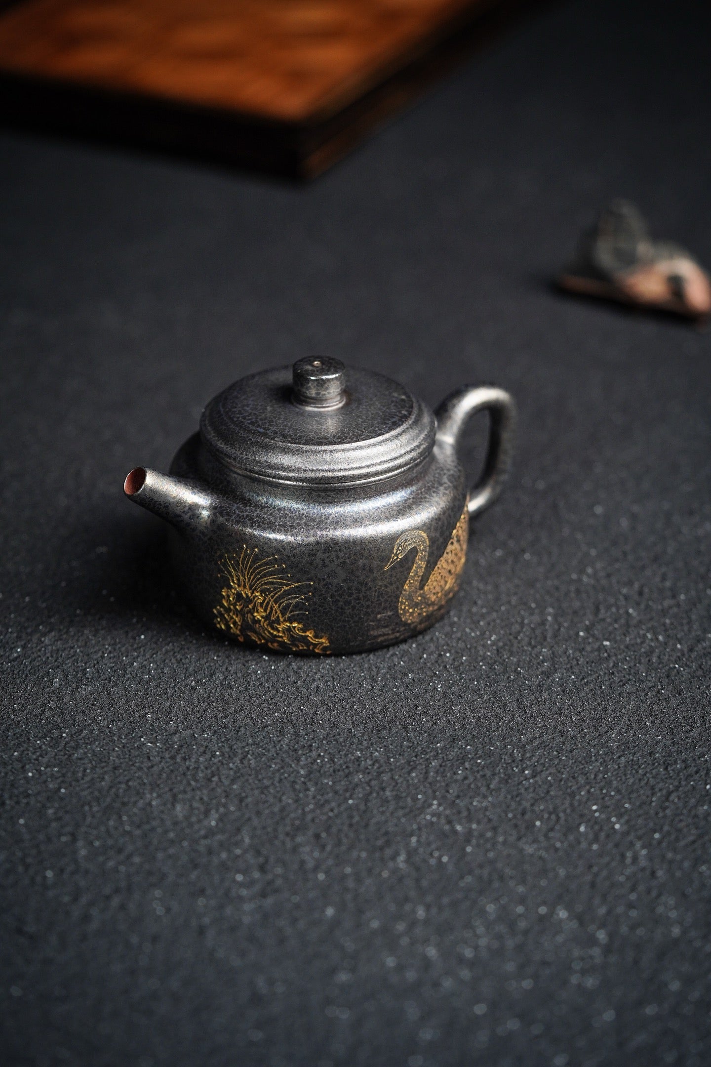 【名称】德中 【泥料】原矿朱泥（贝壳烧）【容量】160Cc～内推9孔出水 【底款】吴琳