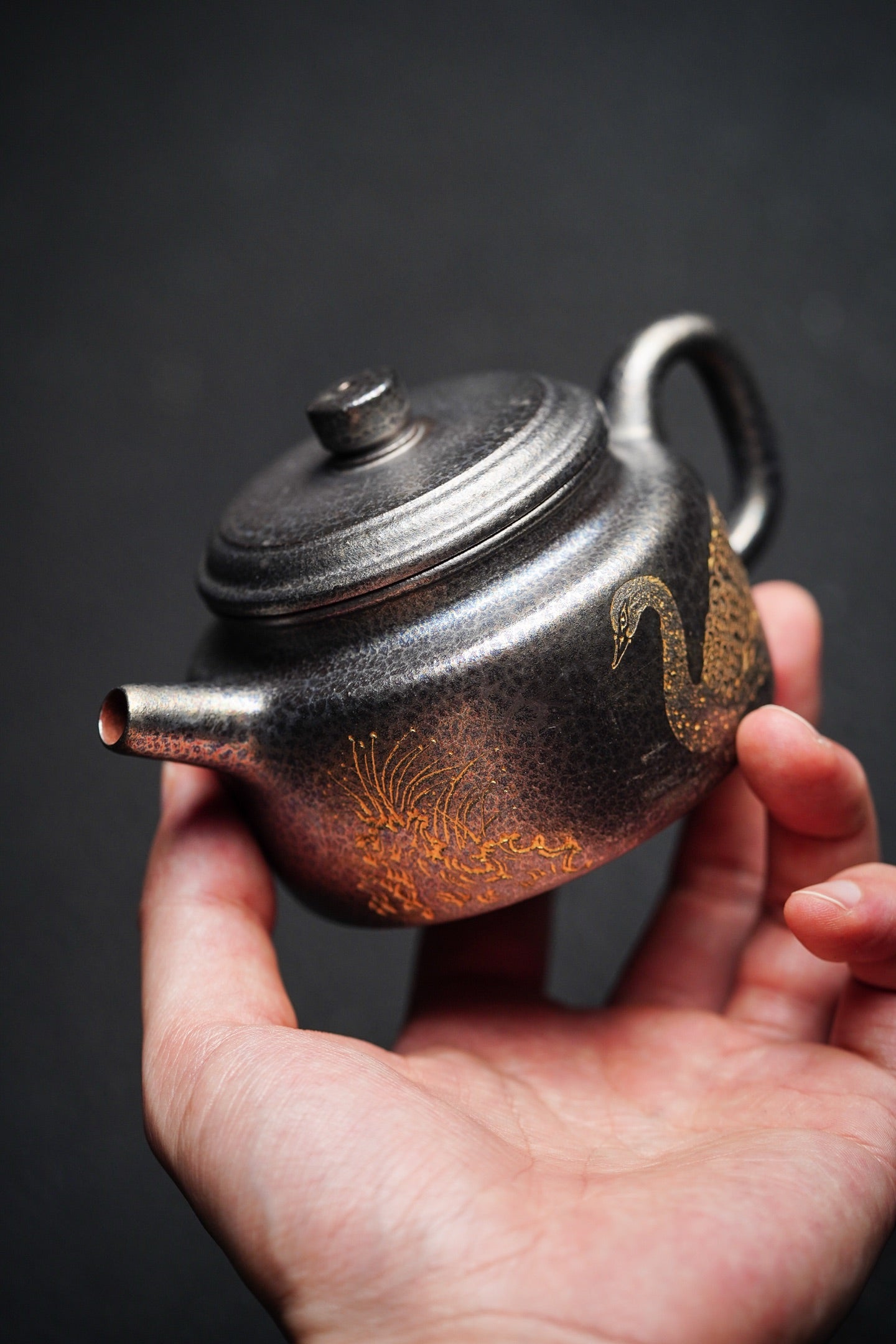 【名称】德中 【泥料】原矿朱泥（贝壳烧）【容量】160Cc～内推9孔出水 【底款】吴琳