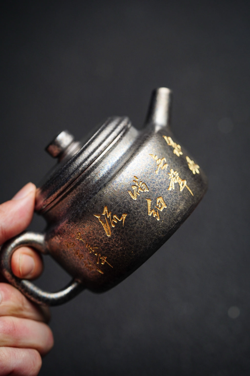 【名称】德中 【泥料】原矿朱泥（贝壳烧）【容量】160Cc～内推9孔出水 【底款】吴琳