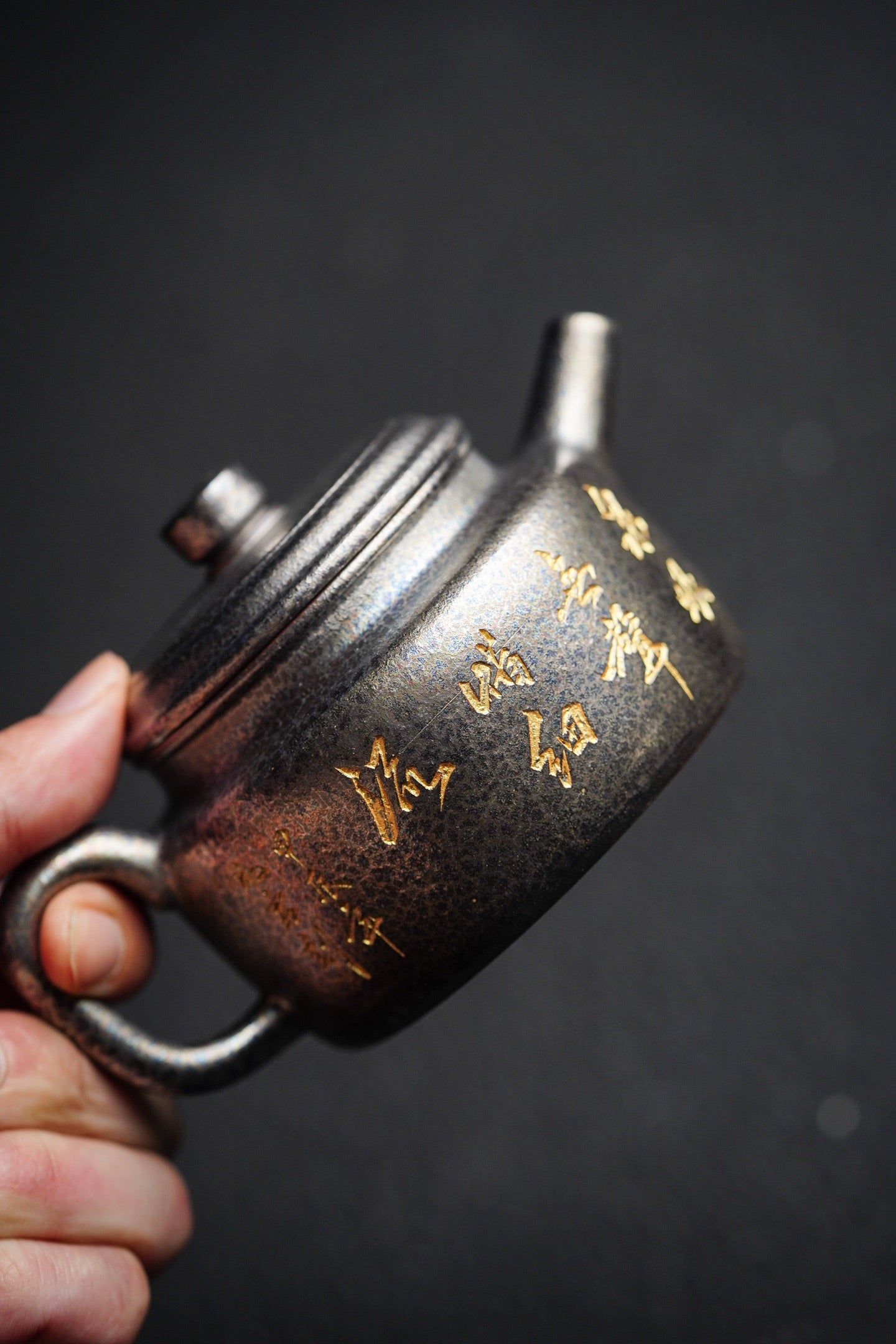 【名称】德中 【泥料】原矿朱泥（贝壳烧）【容量】160Cc～内推9孔出水 【底款】吴琳