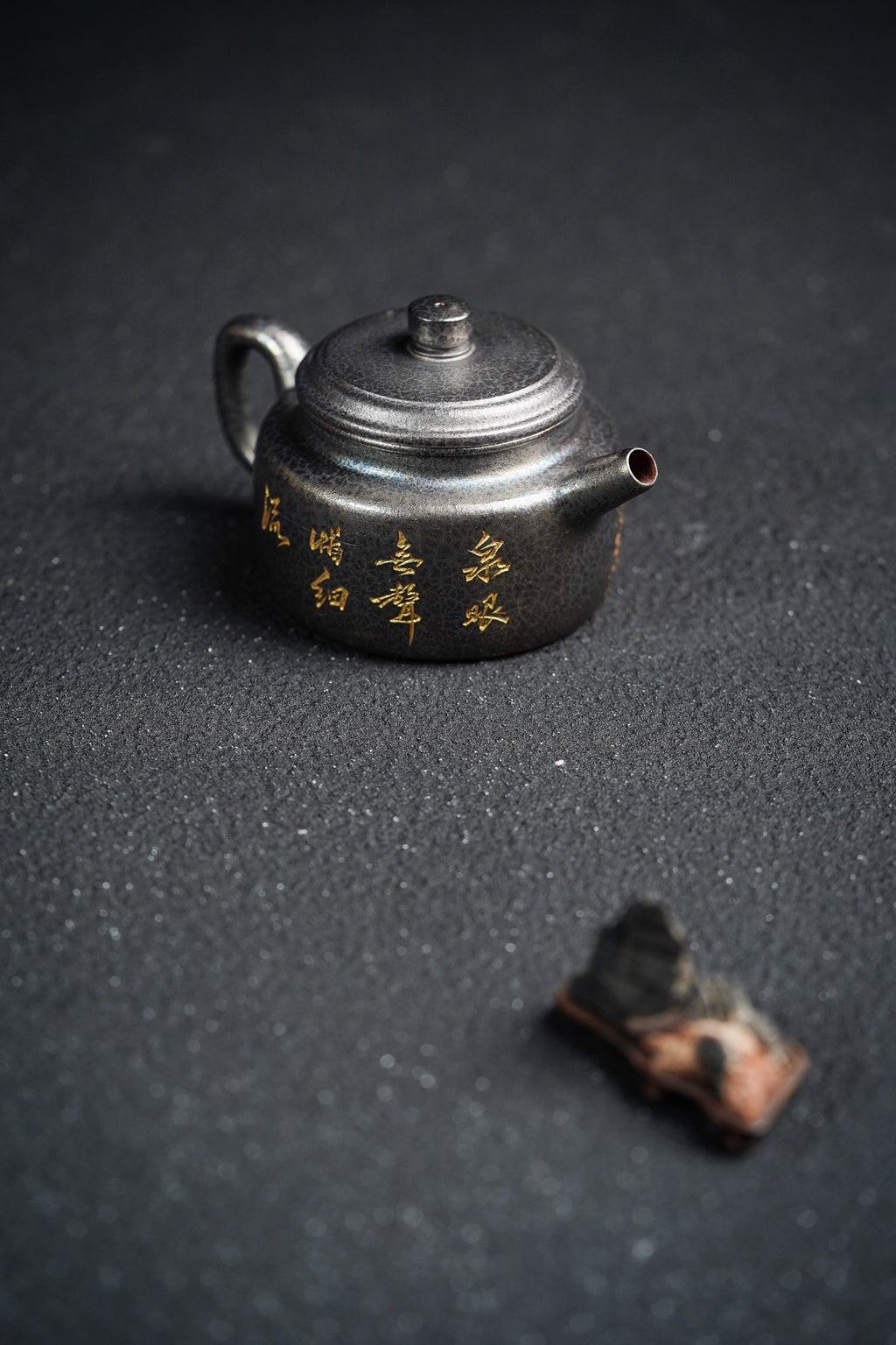 【名称】德中 【泥料】原矿朱泥（贝壳烧）【容量】160Cc～内推9孔出水 【底款】吴琳