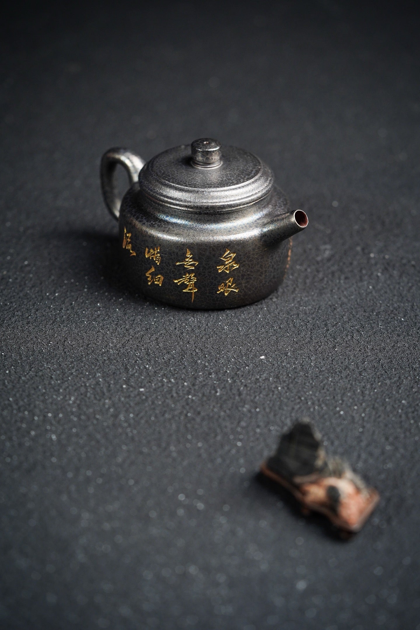 【名称】德中 【泥料】原矿朱泥（贝壳烧）【容量】160Cc～内推9孔出水 【底款】吴琳