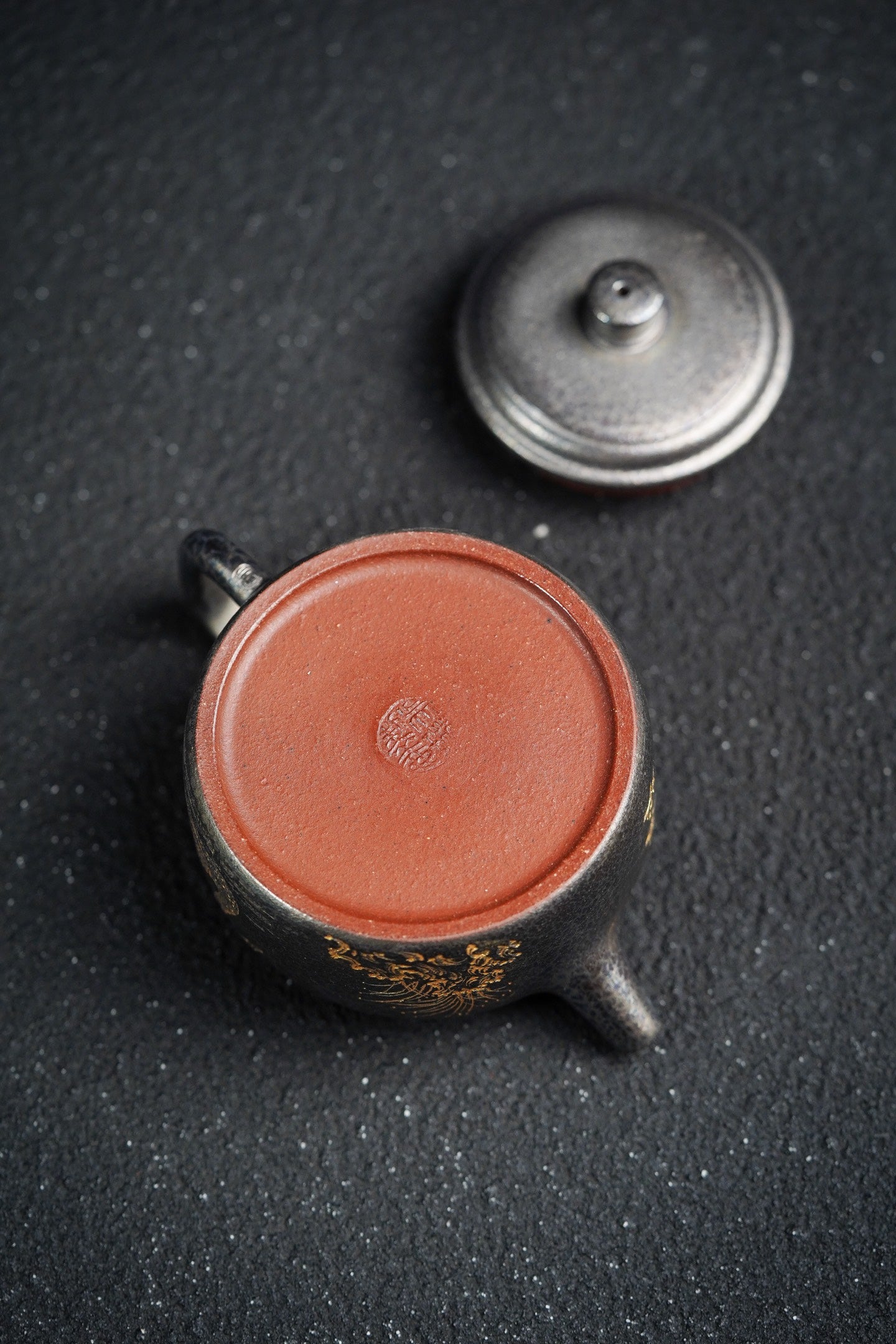 【名称】德中 【泥料】原矿朱泥（贝壳烧）【容量】160Cc～内推9孔出水 【底款】吴琳