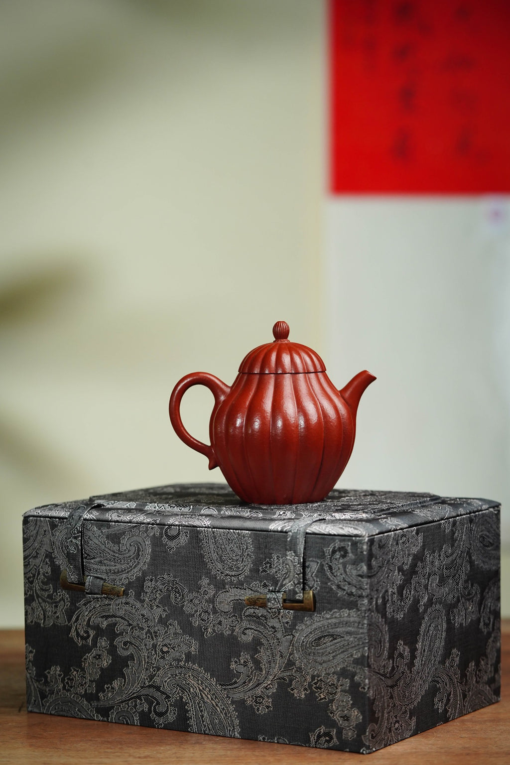 【名称】菊蕾壶 【泥料】原矿朱泥 【容量】160CC～内推7孔出水 【底款】董宝珍