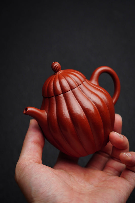 【名称】菊蕾壶 【泥料】原矿朱泥 【容量】160CC～内推7孔出水 【底款】董宝珍