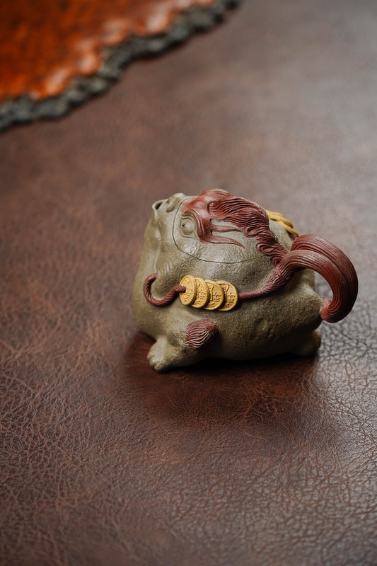 【名称】招财进宝（蟾蜍壶）【泥料】原矿青段泥 【容量】150cc 【作者】民间实力派