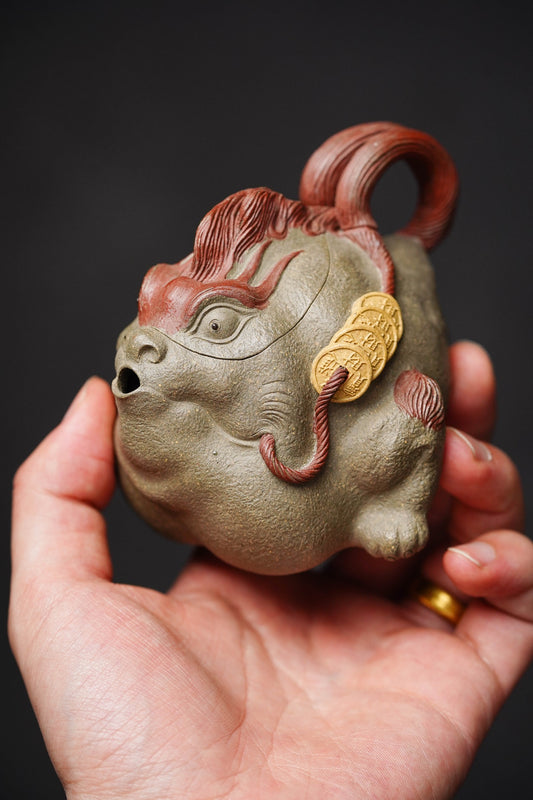 【名称】招财进宝（蟾蜍壶）【泥料】原矿青段泥 【容量】150cc 【作者】民间实力派