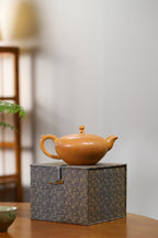 【雨露】证书持壶照配套齐全 吴菊凤（国家级高级工艺美术师）原矿黄段泥 容量 400cc