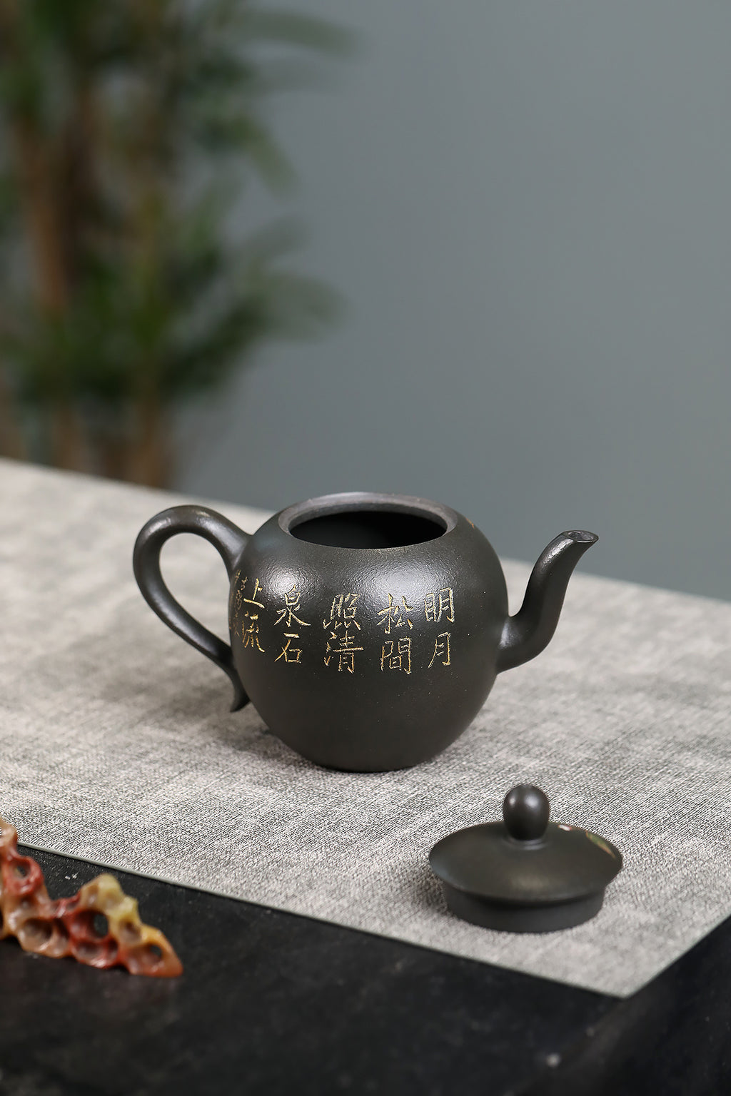 【美人肩】 作者：周俊健 泥料：君子兰 容量：300cc