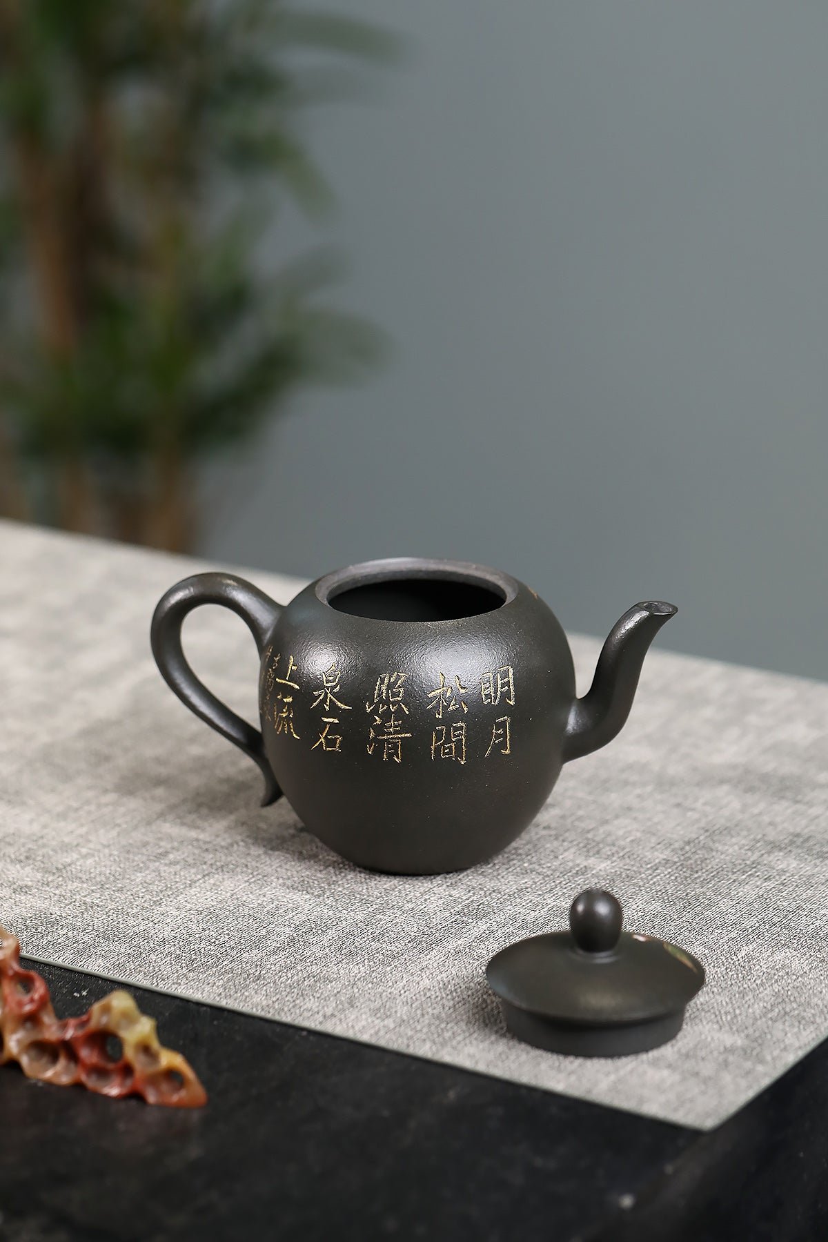【美人肩】 作者：周俊健 泥料：君子兰 容量：300cc