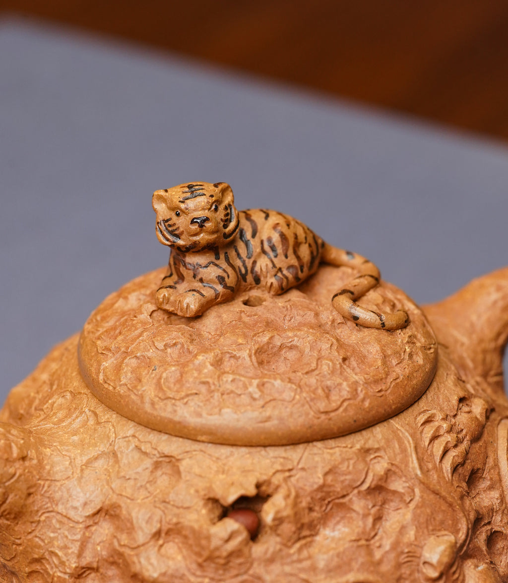 范泽锋高徒·省大师邱爽紫砂潜力重器·【卧虎藏龙供春壶】原矿极品黄金段泥·170cc
