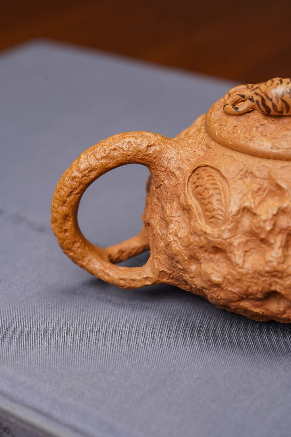 范泽锋高徒·省大师邱爽紫砂潜力重器·【卧虎藏龙供春壶】原矿极品黄金段泥·170cc