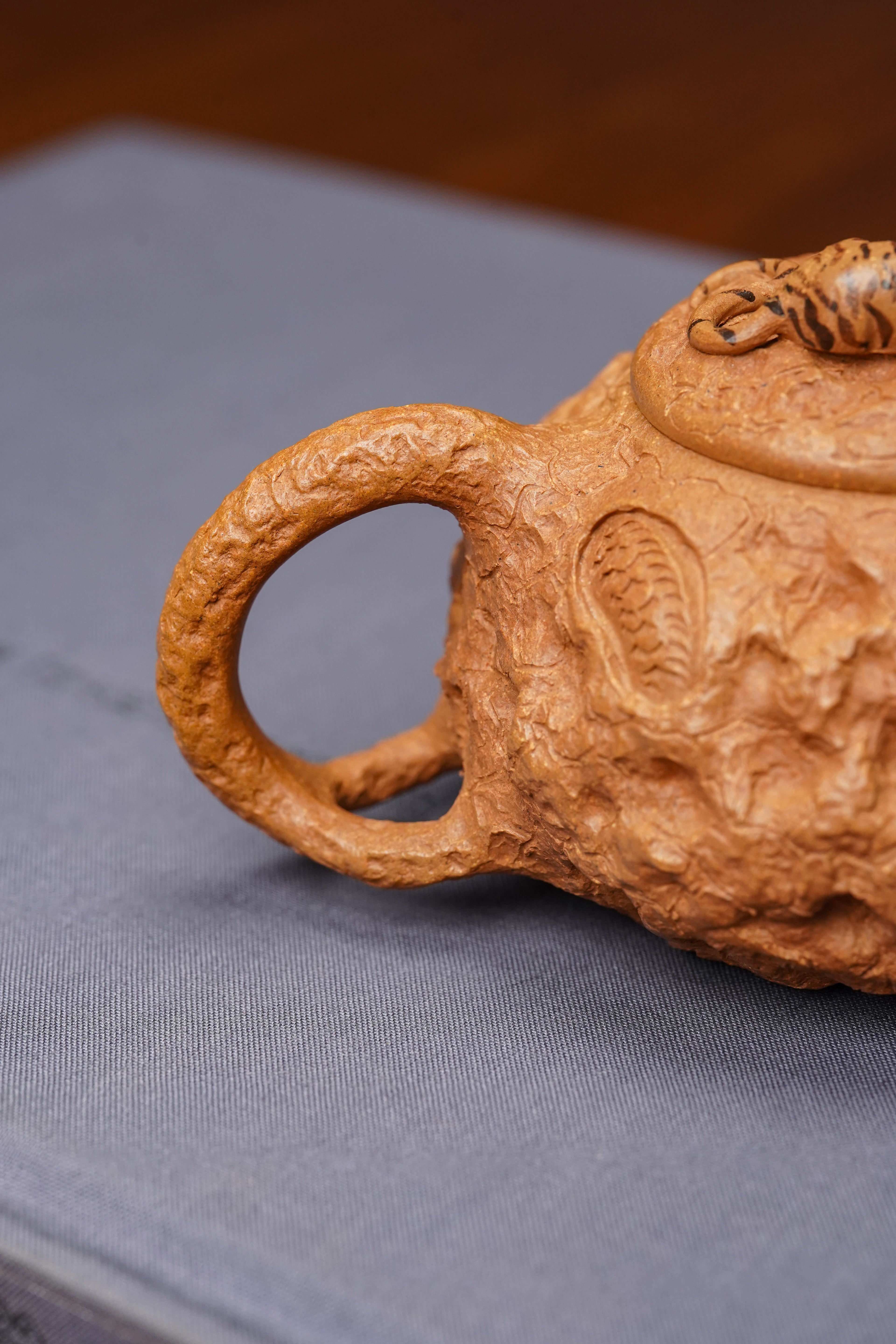 范泽锋高徒·省大师邱爽紫砂潜力重器·【卧虎藏龙供春壶】原矿极品黄金段泥·170cc