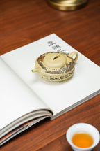李峰大师 | 紫砂界特色彩刻开创艺术家精刻《扁石壶》原矿极品本山绿泥·180cc