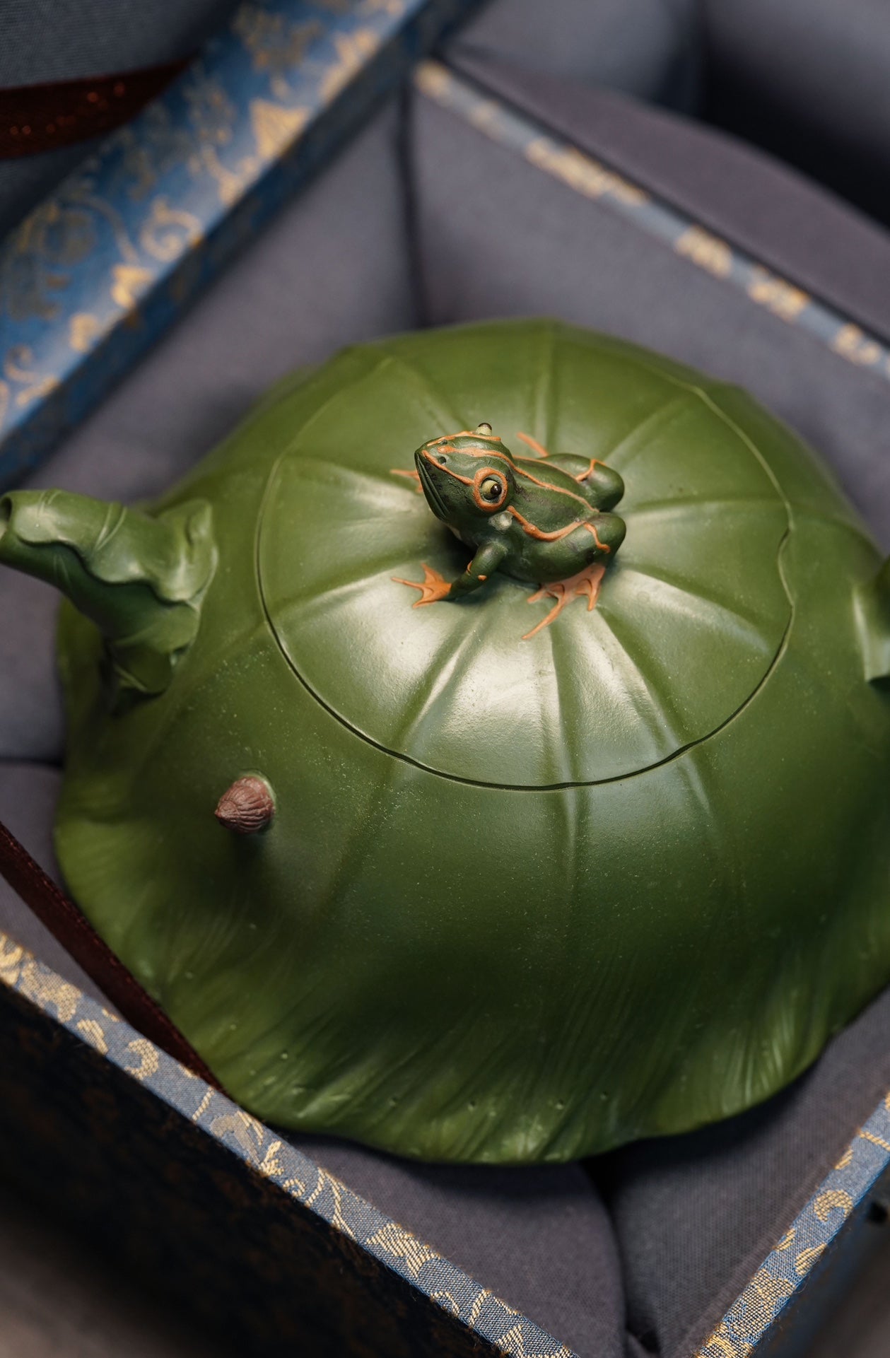 蒋艺华大师·重器传承·紫砂七老花器泰斗蒋蓉唯一传人【荷塘清趣壶】家传极品绿泥·380cc