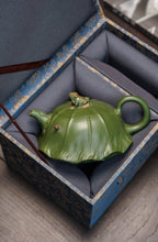 蒋艺华大师·重器传承·紫砂七老花器泰斗蒋蓉唯一传人【荷塘清趣壶】家传极品绿泥·380cc