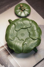 蒋艺华大师·重器传承·紫砂七老花器泰斗蒋蓉唯一传人【荷塘清趣壶】家传极品绿泥·380cc