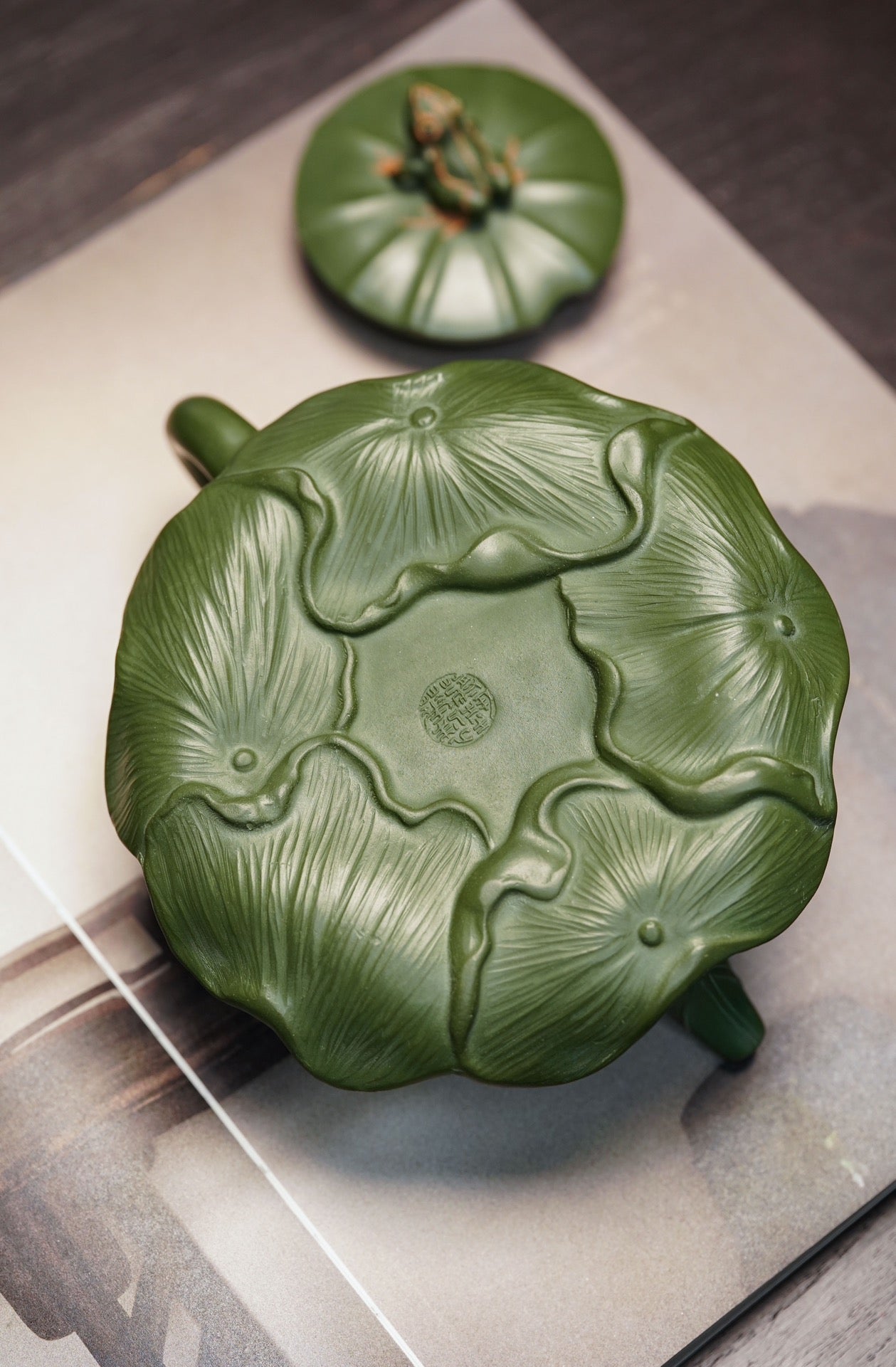 蒋艺华大师·重器传承·紫砂七老花器泰斗蒋蓉唯一传人【荷塘清趣壶】家传极品绿泥·380cc