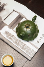 蒋艺华大师·重器传承·紫砂七老花器泰斗蒋蓉唯一传人【荷塘清趣壶】家传极品绿泥·380cc