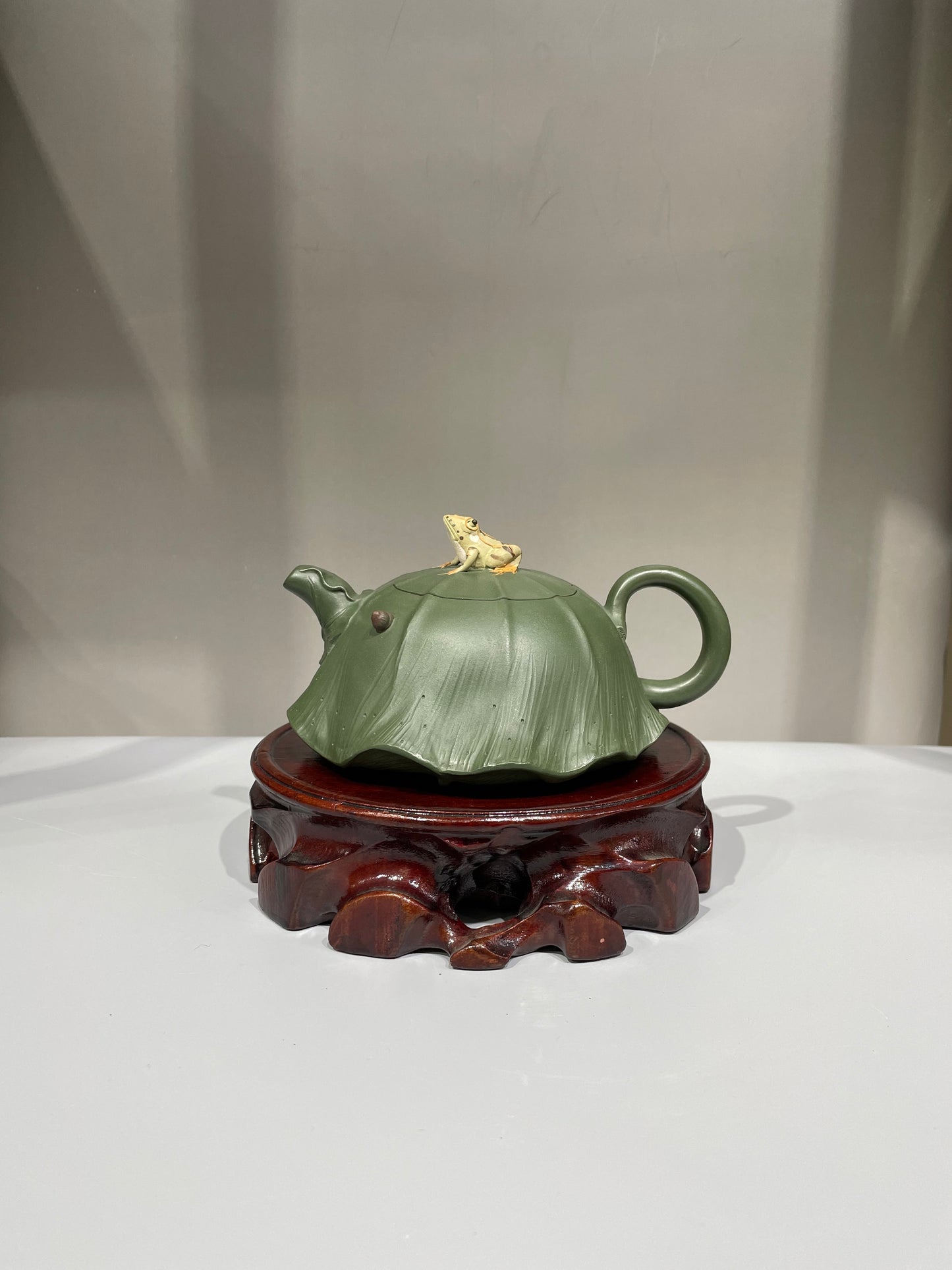 蒋艺华大师·重器传承·紫砂七老花器泰斗蒋蓉唯一传人【荷塘清趣壶】家传极品绿泥·380cc