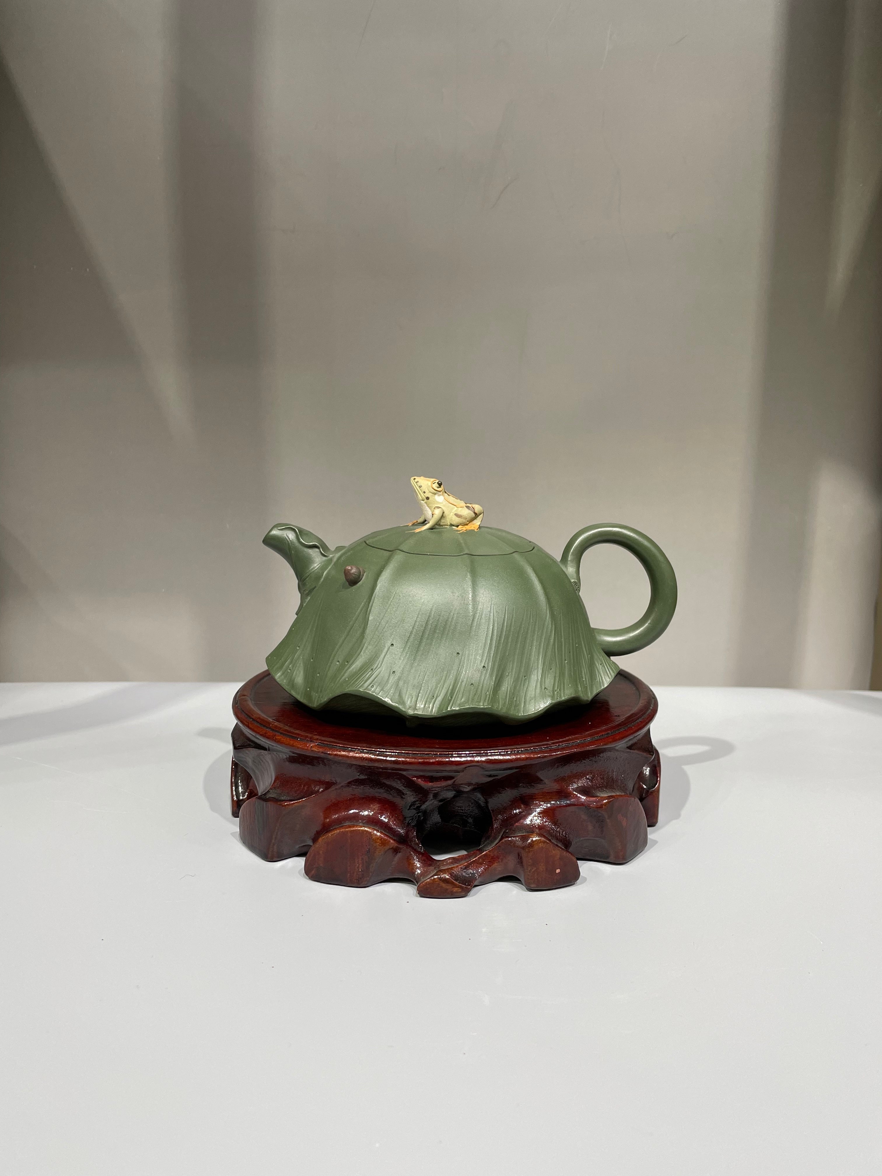 蒋艺华大师·重器传承·紫砂七老花器泰斗蒋蓉唯一传人【荷塘清趣壶】家传极品绿泥·380cc