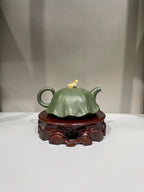 蒋艺华大师·重器传承·紫砂七老花器泰斗蒋蓉唯一传人【荷塘清趣壶】家传极品绿泥·380cc