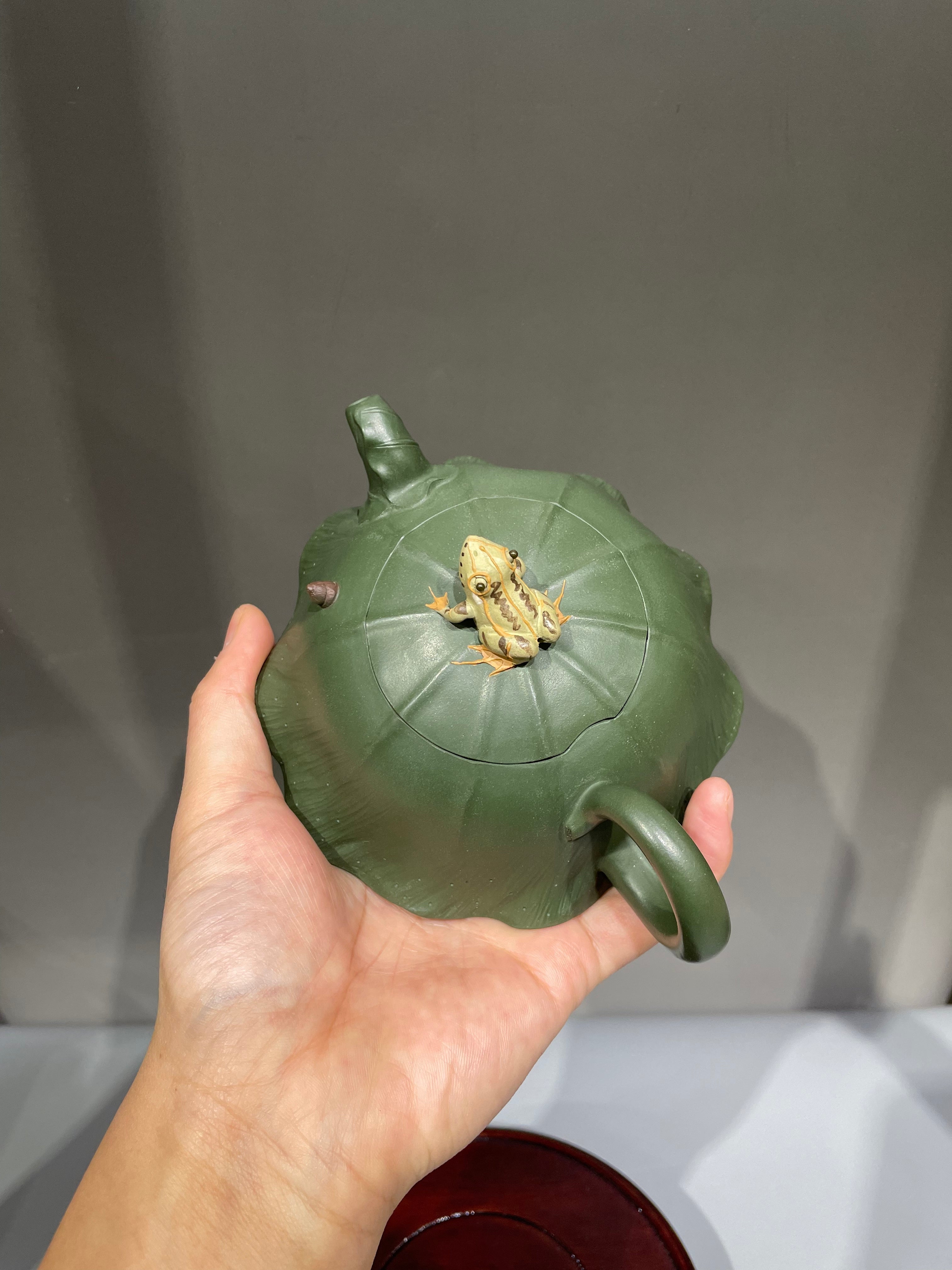 蒋艺华大师·重器传承·紫砂七老花器泰斗蒋蓉唯一传人【荷塘清趣壶】家传极品绿泥·380cc