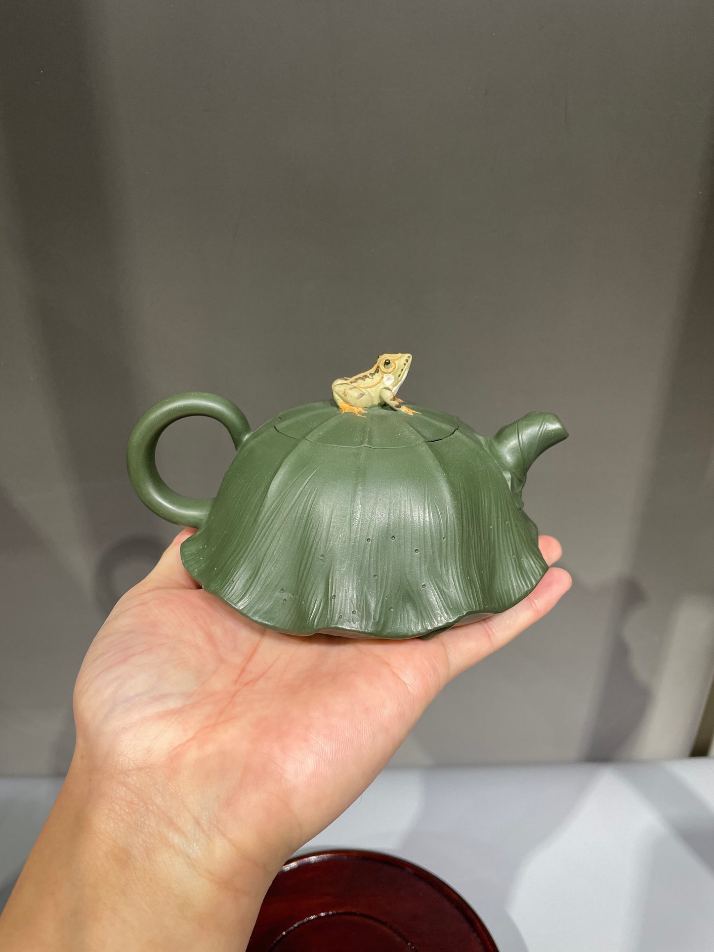 蒋艺华大师·重器传承·紫砂七老花器泰斗蒋蓉唯一传人【荷塘清趣壶】家传极品绿泥·380cc