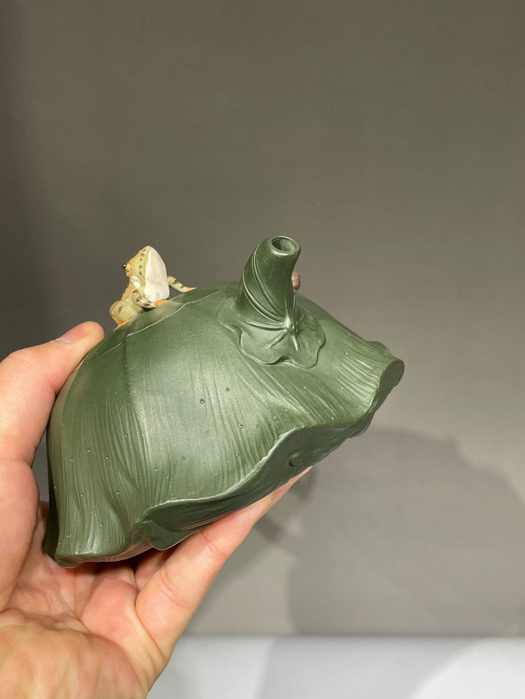 蒋艺华大师·重器传承·紫砂七老花器泰斗蒋蓉唯一传人【荷塘清趣壶】家传极品绿泥·380cc