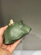 蒋艺华大师·重器传承·紫砂七老花器泰斗蒋蓉唯一传人【荷塘清趣壶】家传极品绿泥·380cc
