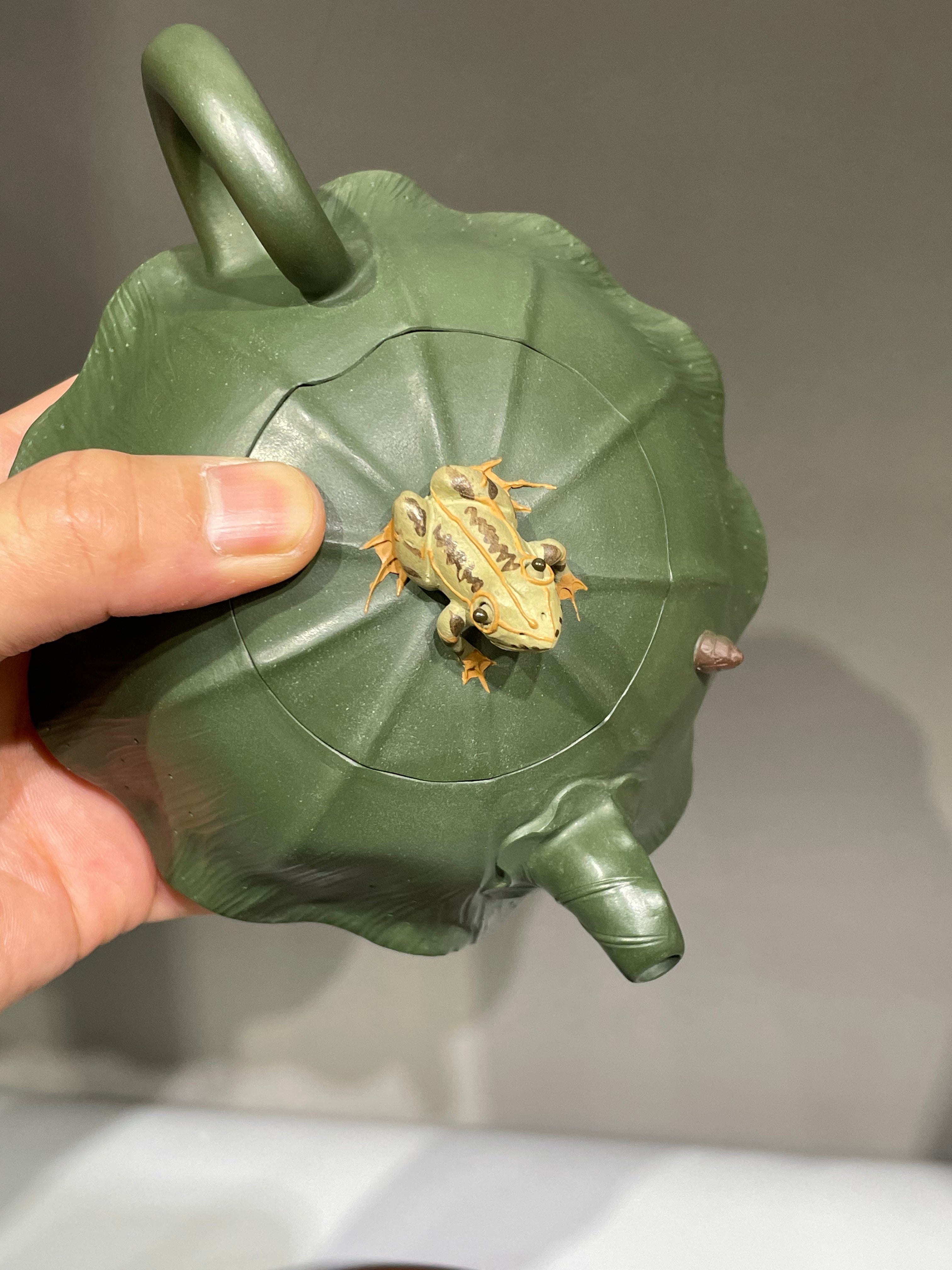 蒋艺华大师·重器传承·紫砂七老花器泰斗蒋蓉唯一传人【荷塘清趣壶】家传极品绿泥·380cc