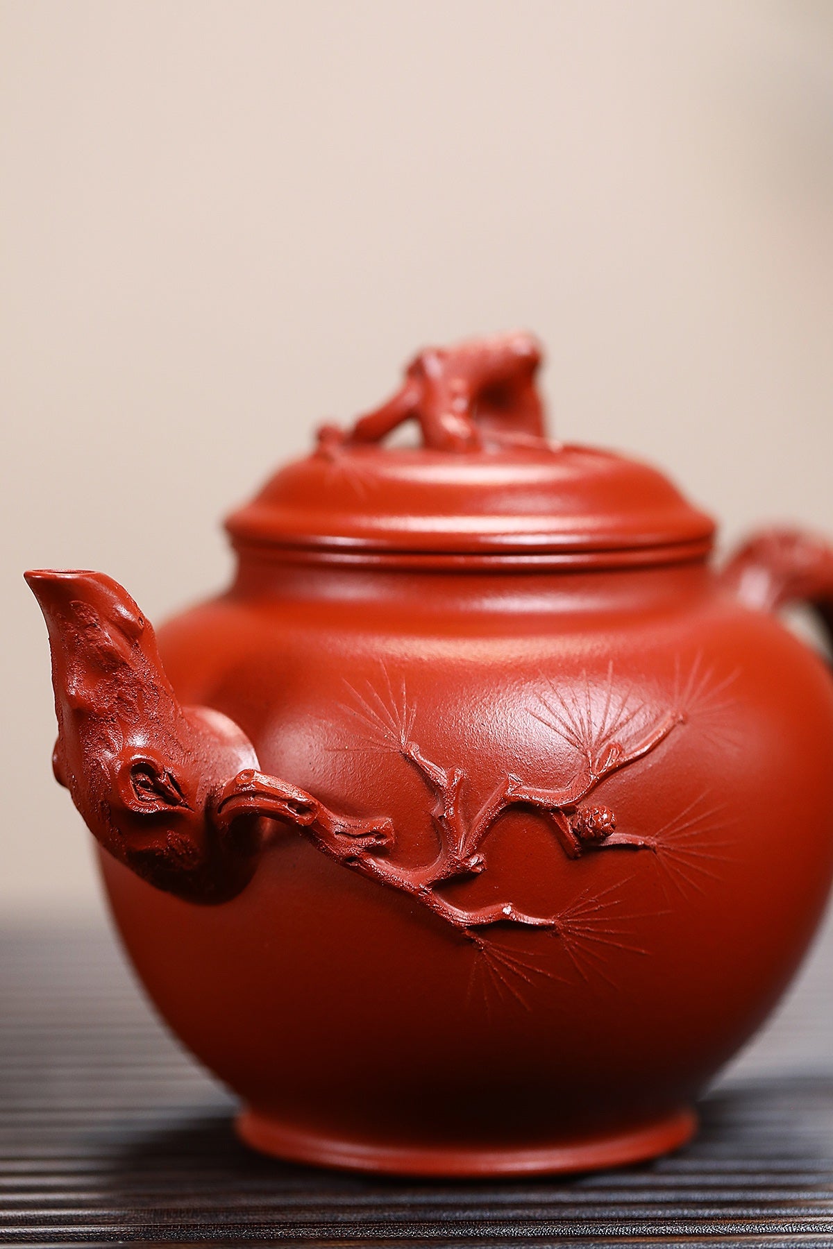 蒋艺华大师·重器传承·紫砂七老花器泰斗蒋蓉唯一传人【松报春壶】原矿极品朱泥大红袍 400cc