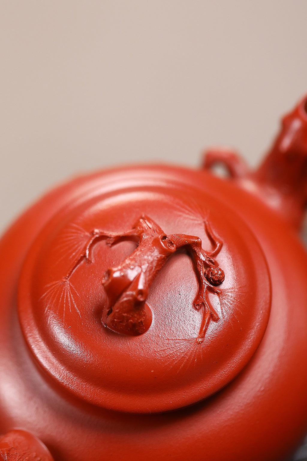 蒋艺华大师·重器传承·紫砂七老花器泰斗蒋蓉唯一传人【松报春壶】原矿极品朱泥大红袍 400cc