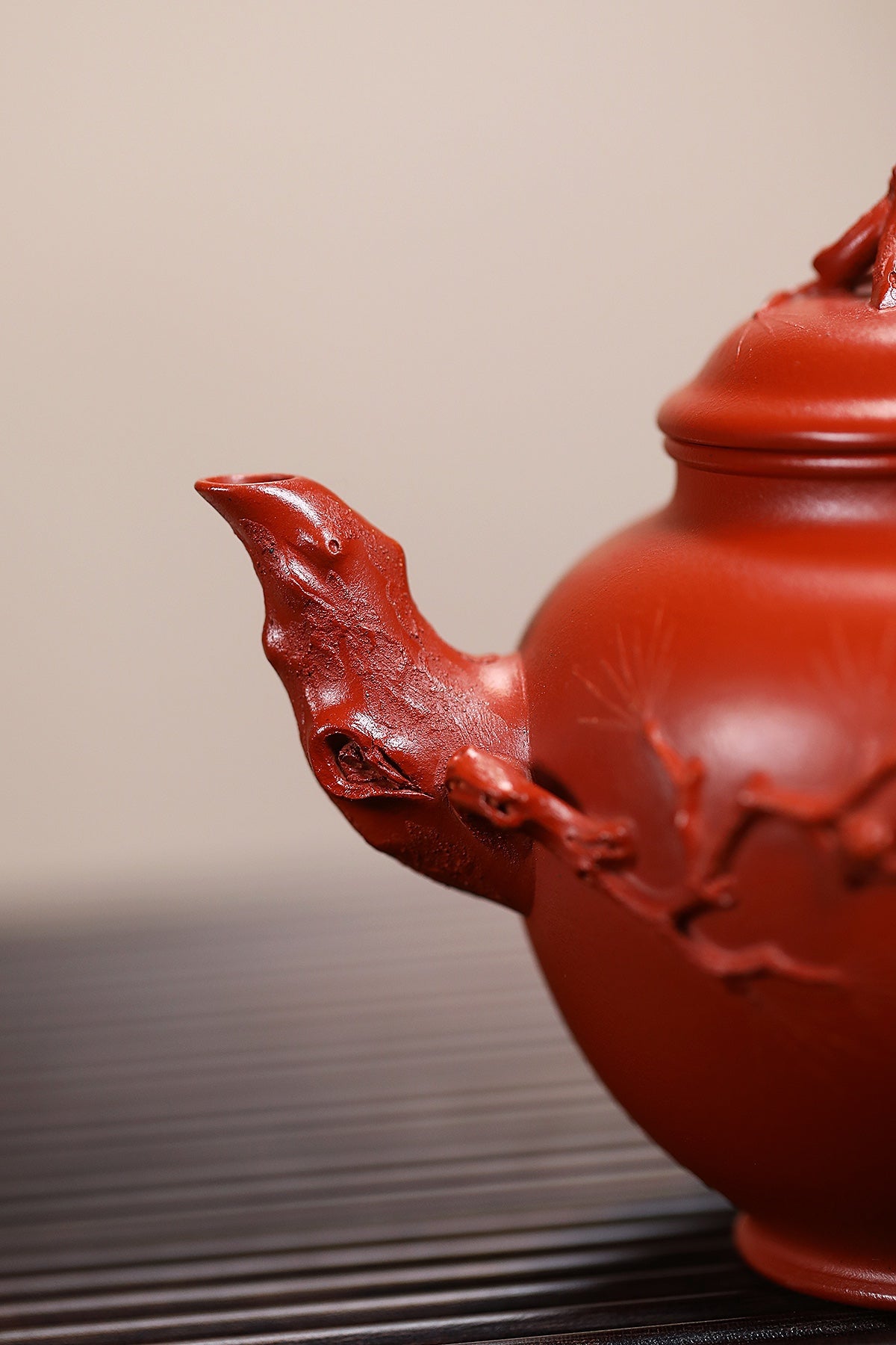 蒋艺华大师·重器传承·紫砂七老花器泰斗蒋蓉唯一传人【松报春壶】原矿极品朱泥大红袍 400cc