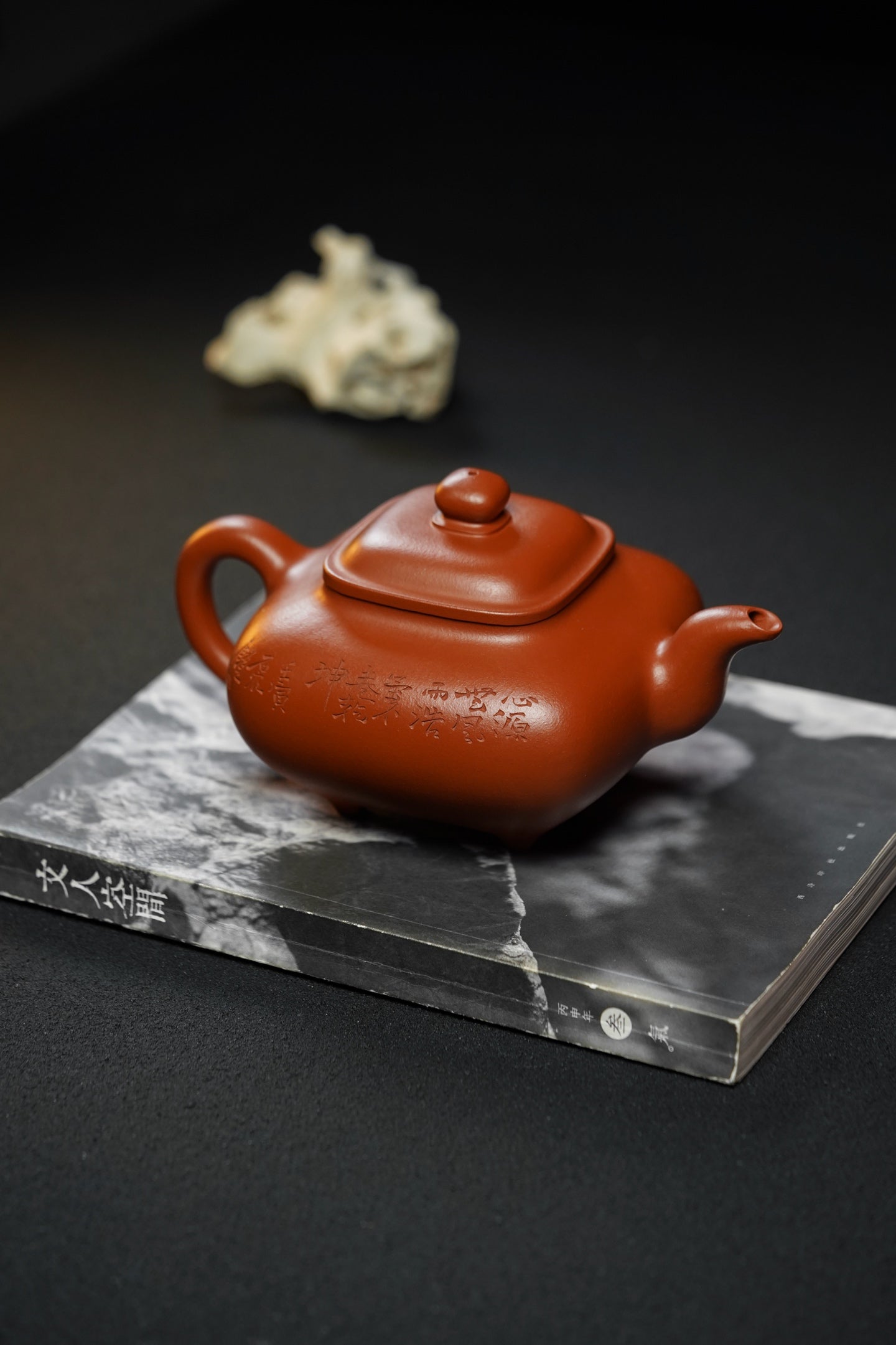 慕古传炉·大品藏器·700cc 原矿优质朱泥料 正宗润泽 造型优雅大气 精工刻绘山水 韵味十足