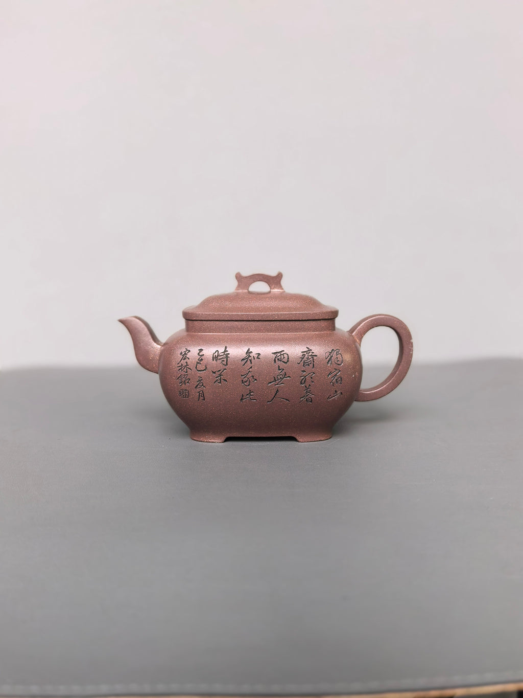 陈宏林大师重器鉴藏·紫砂界山水刻绘第一人·陈宏林精刻【枕上无忧壶】原矿优质紫玉金砂·280cc