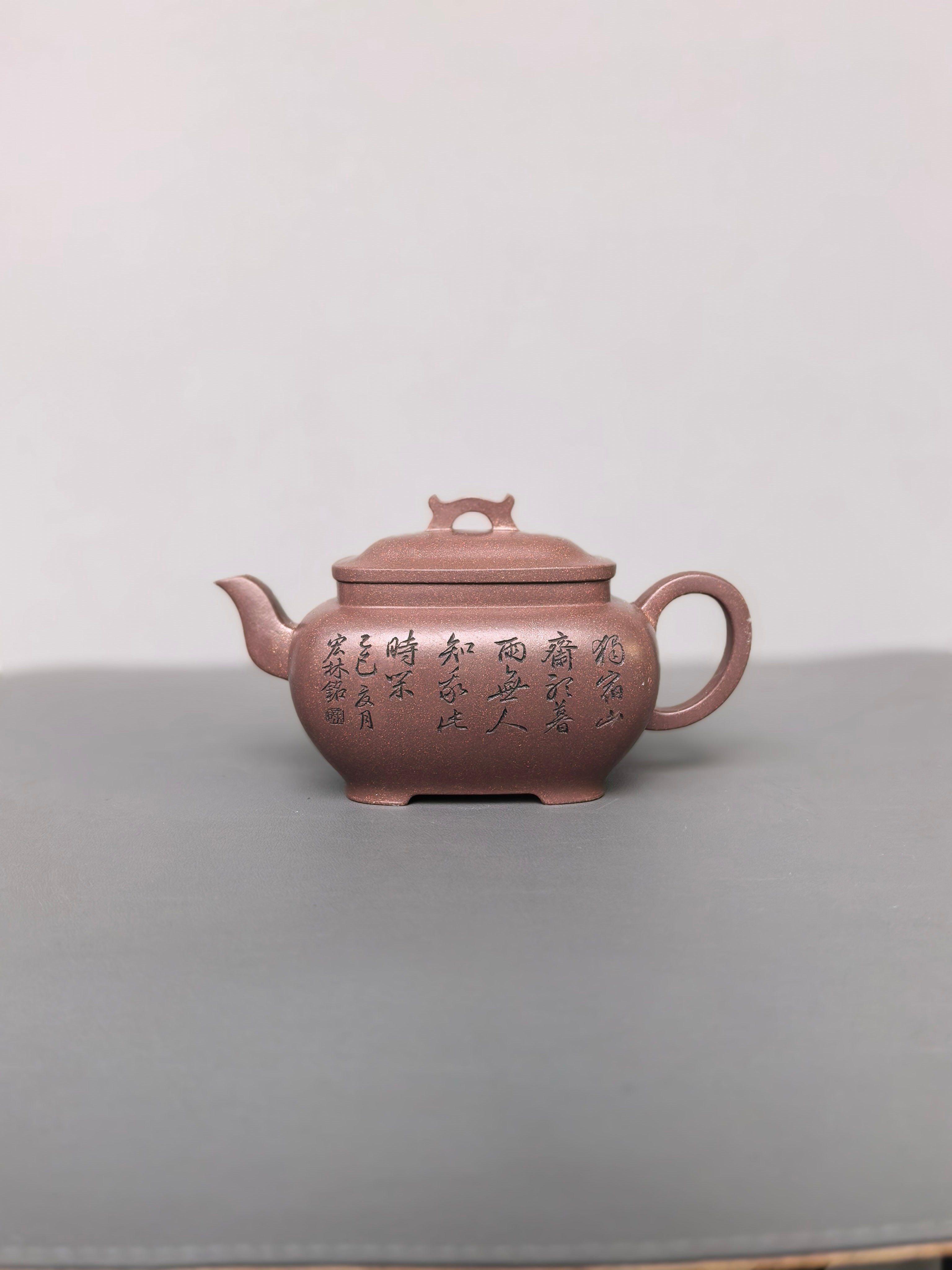 陈宏林大师重器鉴藏·紫砂界山水刻绘第一人·陈宏林精刻【枕上无忧壶】原矿优质紫玉金砂·280cc