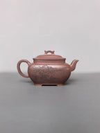 陈宏林大师重器鉴藏·紫砂界山水刻绘第一人·陈宏林精刻【枕上无忧壶】原矿优质紫玉金砂·280cc