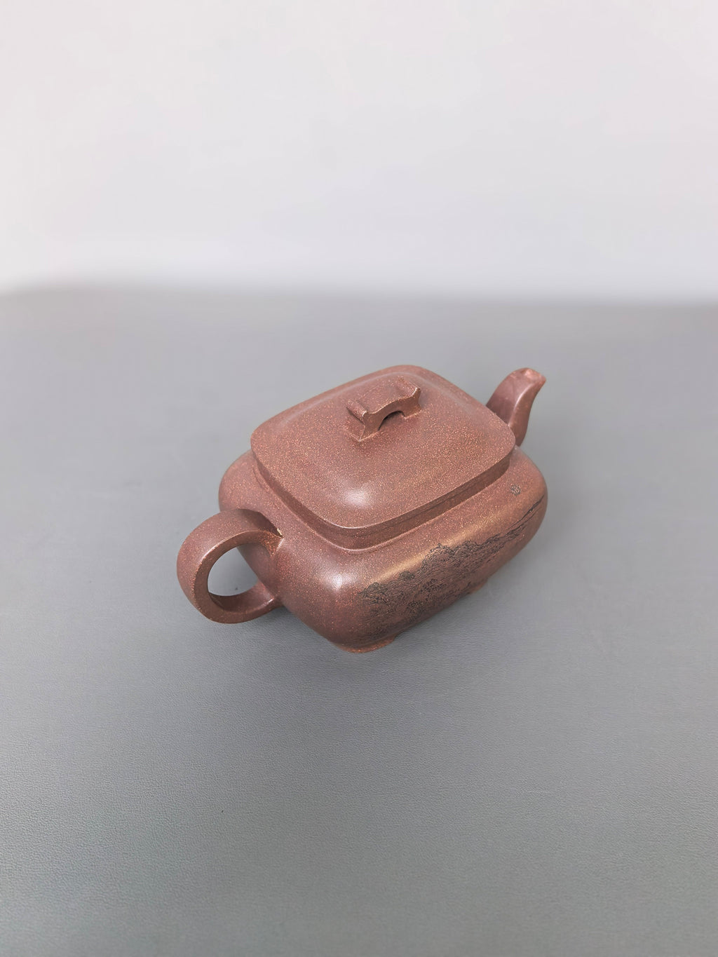 陈宏林大师重器鉴藏·紫砂界山水刻绘第一人·陈宏林精刻【枕上无忧壶】原矿优质紫玉金砂·280cc