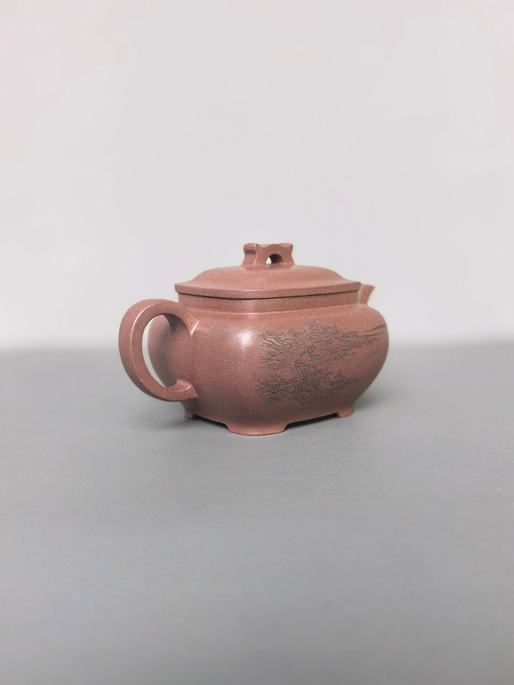 陈宏林大师重器鉴藏·紫砂界山水刻绘第一人·陈宏林精刻【枕上无忧壶】原矿优质紫玉金砂·280cc