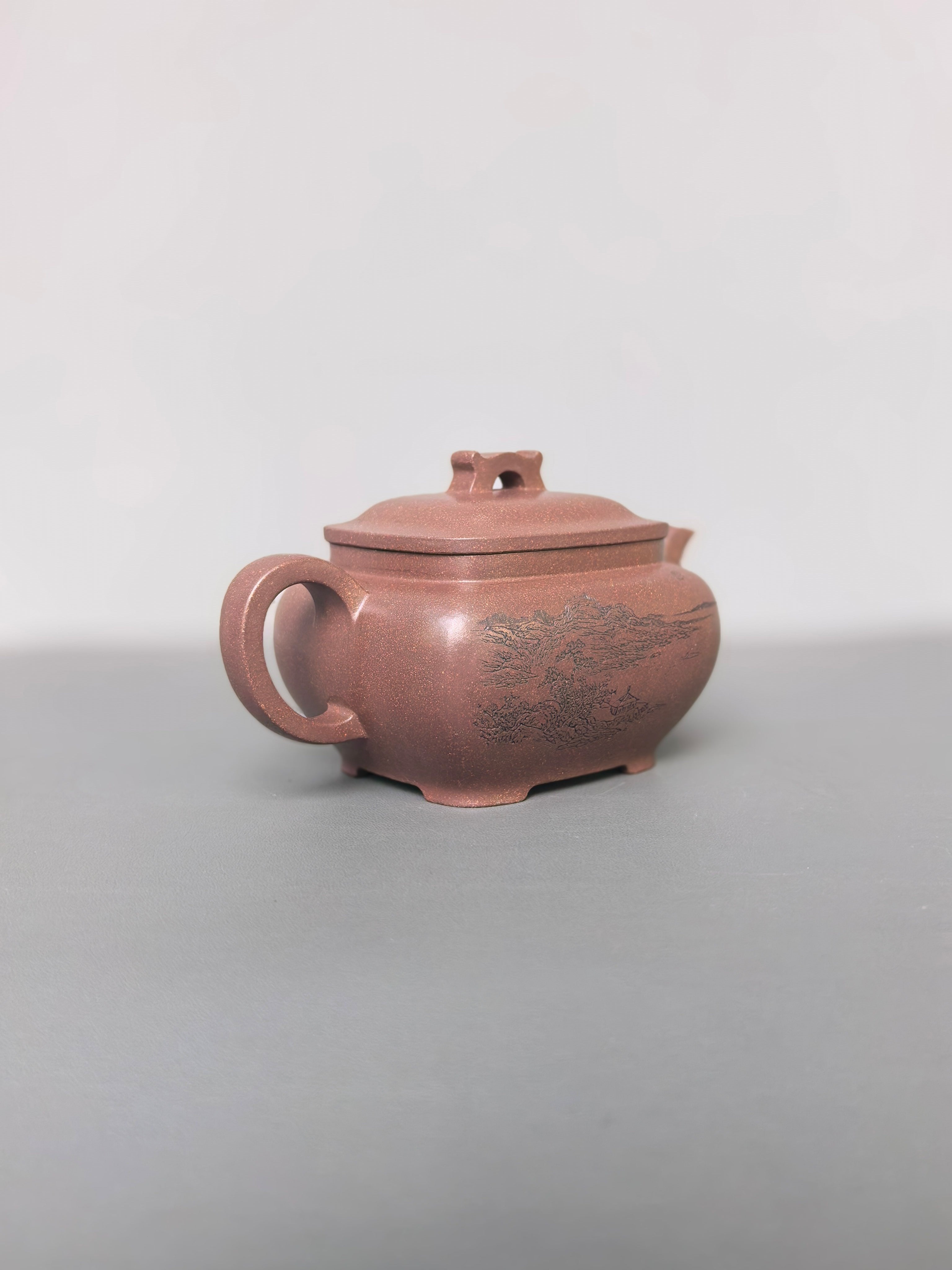 陈宏林大师重器鉴藏·紫砂界山水刻绘第一人·陈宏林精刻【枕上无忧壶】原矿优质紫玉金砂·280cc