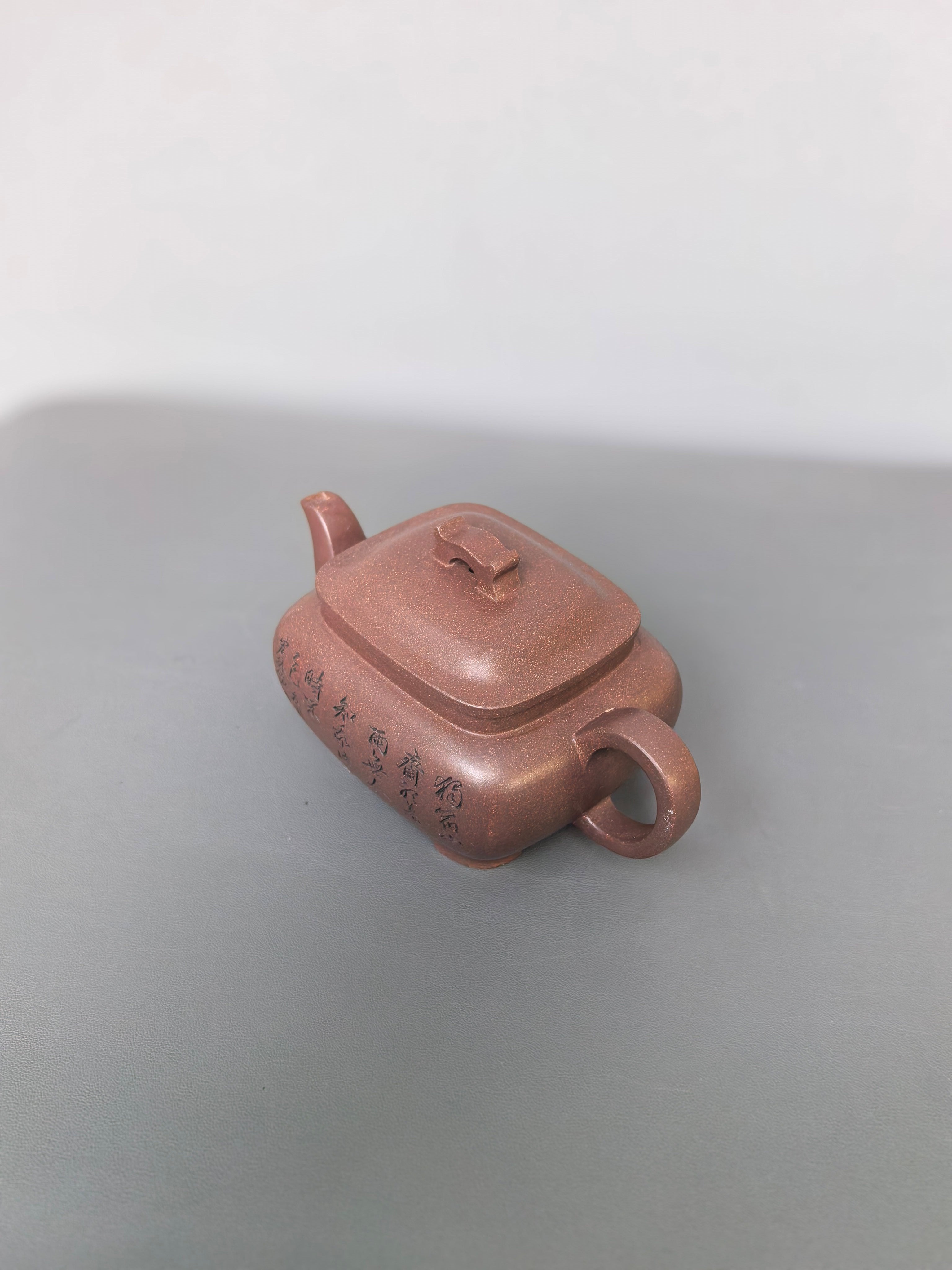 陈宏林大师重器鉴藏·紫砂界山水刻绘第一人·陈宏林精刻【枕上无忧壶】原矿优质紫玉金砂·280cc