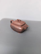 陈宏林大师重器鉴藏·紫砂界山水刻绘第一人·陈宏林精刻【枕上无忧壶】原矿优质紫玉金砂·280cc