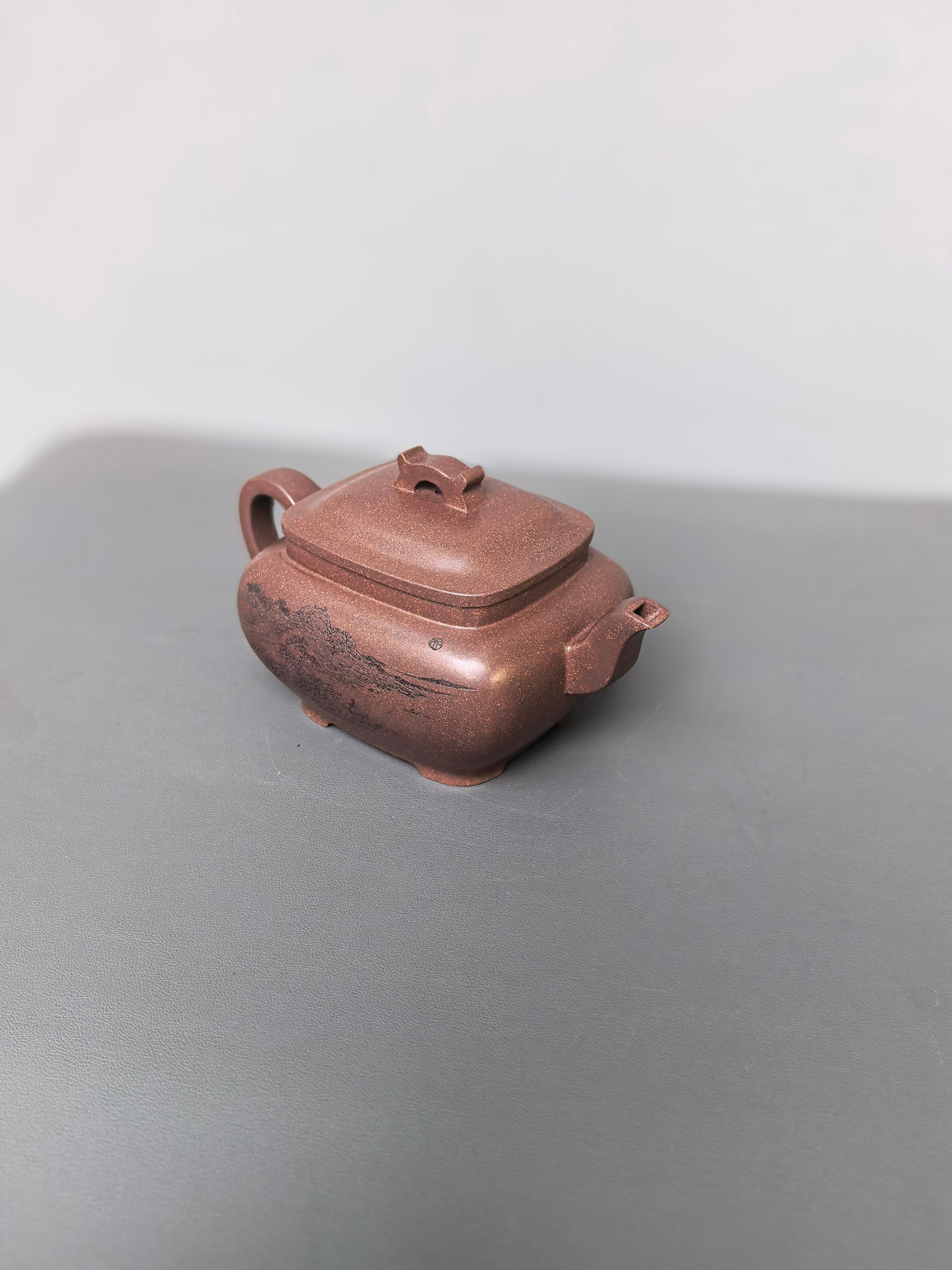 陈宏林大师重器鉴藏·紫砂界山水刻绘第一人·陈宏林精刻【枕上无忧壶】原矿优质紫玉金砂·280cc