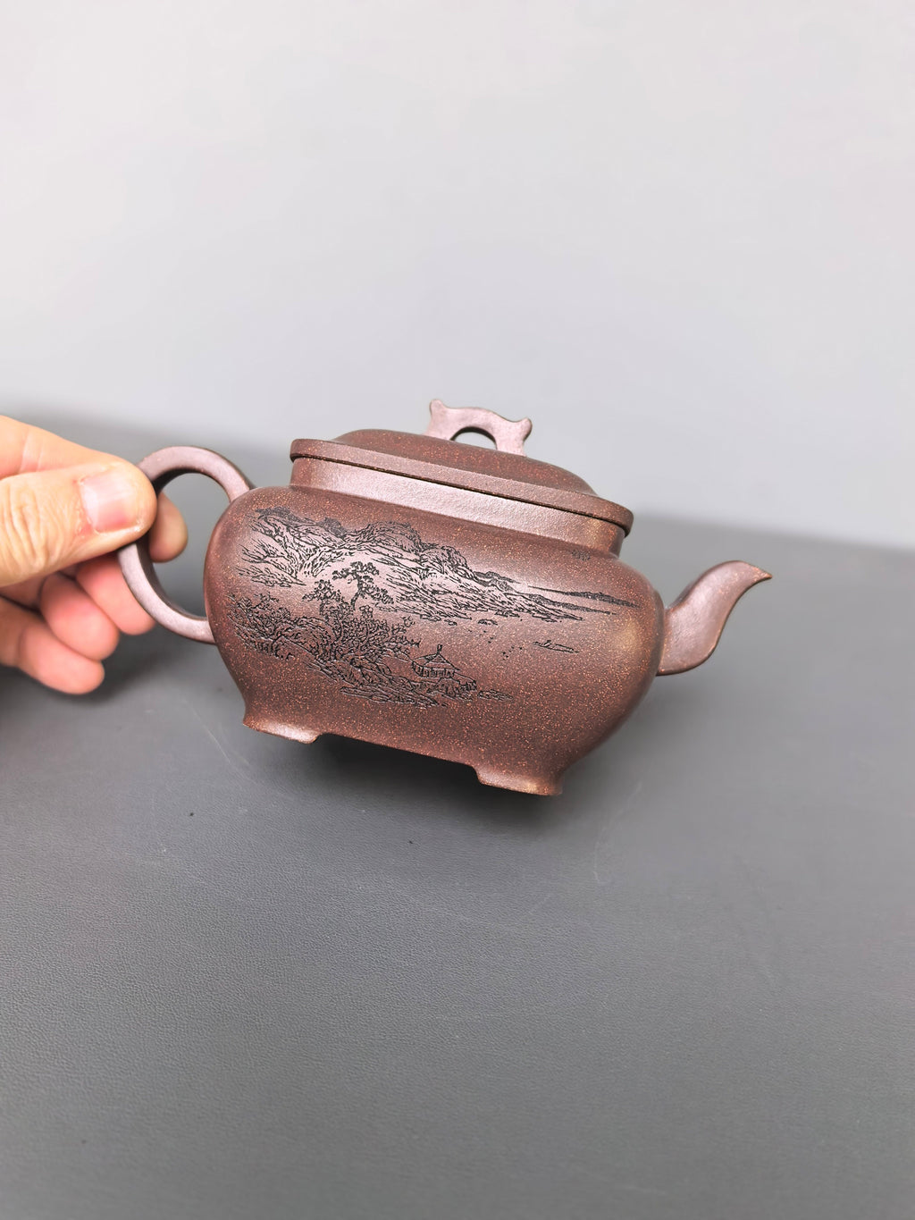 陈宏林大师重器鉴藏·紫砂界山水刻绘第一人·陈宏林精刻【枕上无忧壶】原矿优质紫玉金砂·280cc