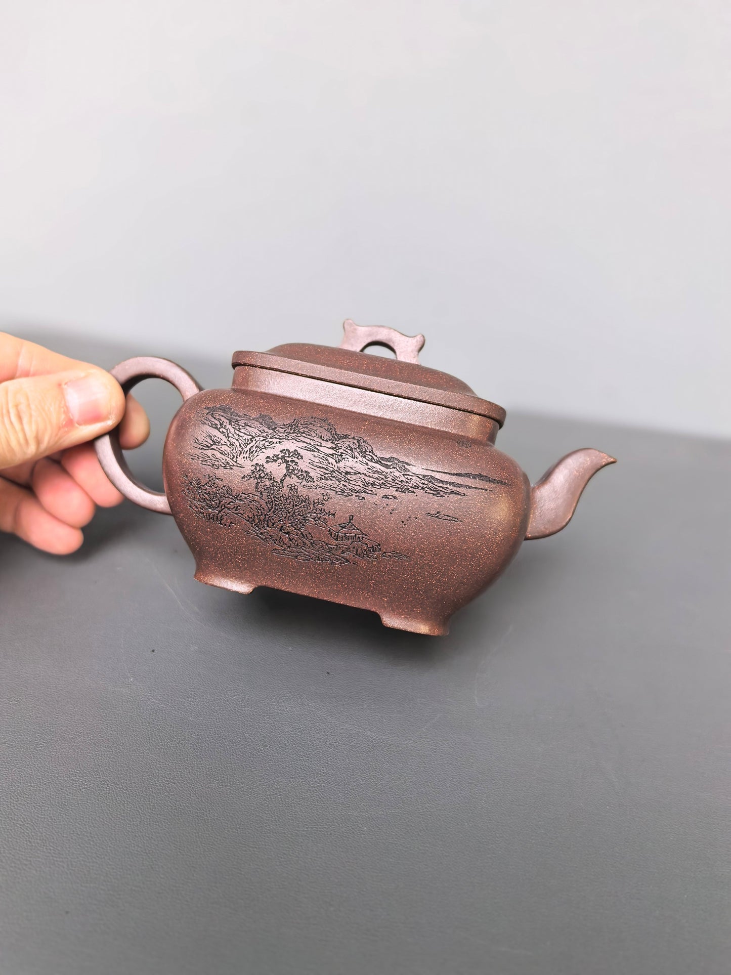 陈宏林大师重器鉴藏·紫砂界山水刻绘第一人·陈宏林精刻【枕上无忧壶】原矿优质紫玉金砂·280cc