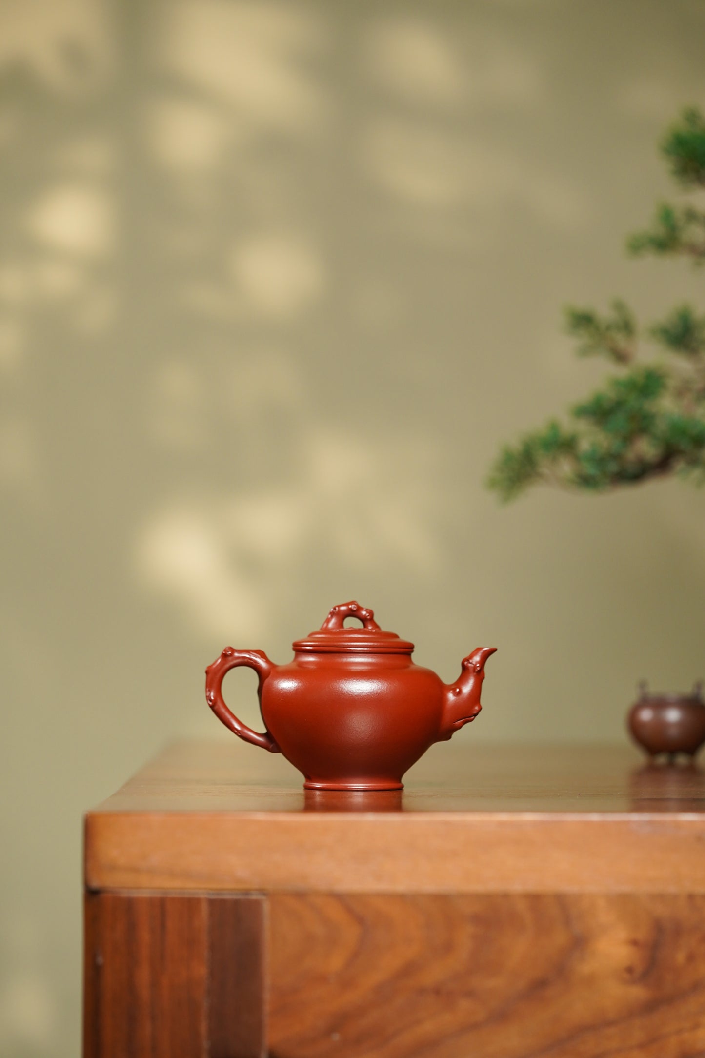 蒋艺华大师·重器传承·紫砂七老花器泰斗蒋蓉·唯一传人佳作【梅报春壶】原矿极品朱泥 200cc