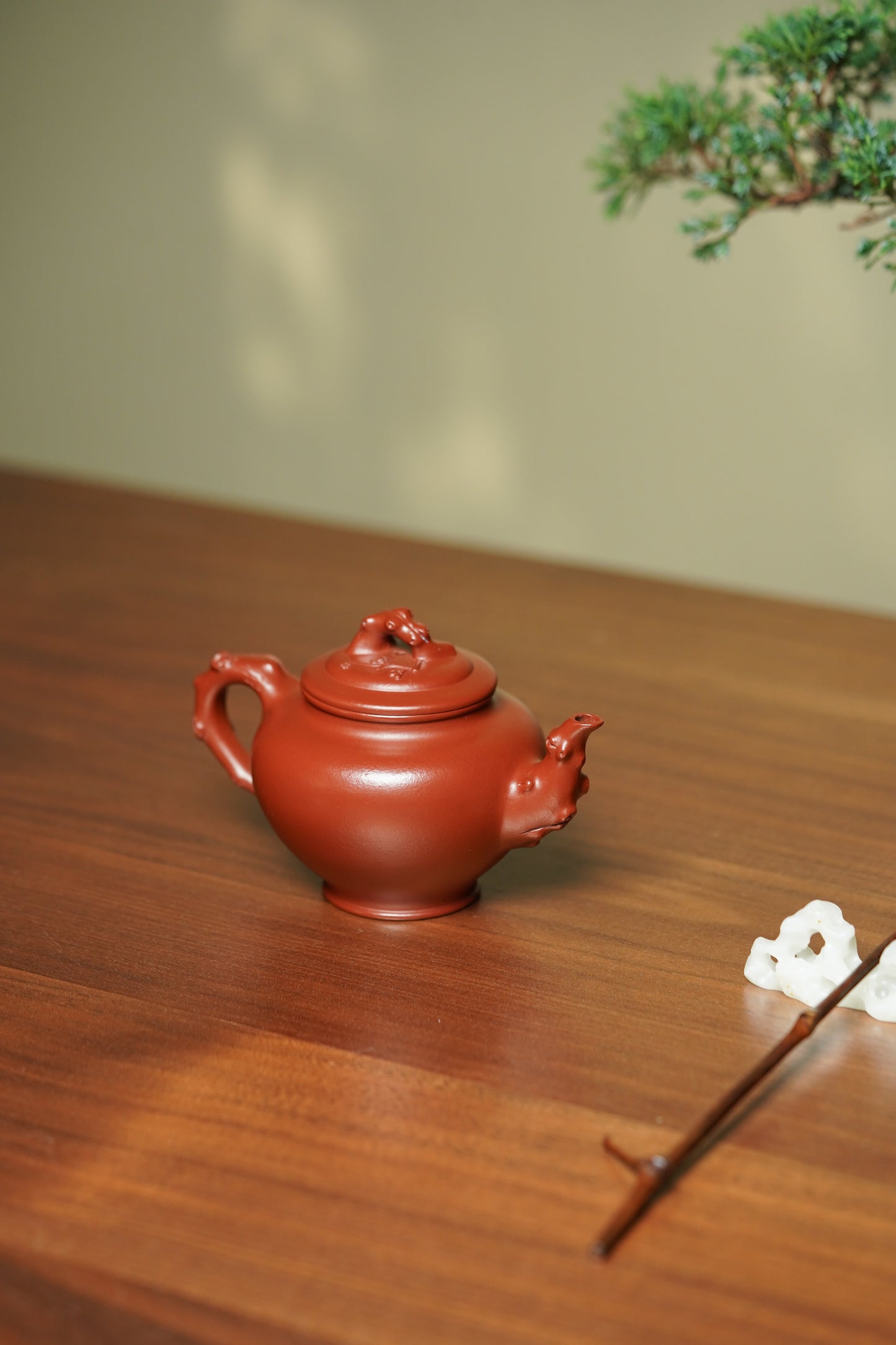 蒋艺华大师·重器传承·紫砂七老花器泰斗蒋蓉·唯一传人佳作【梅报春壶】原矿极品朱泥 200cc