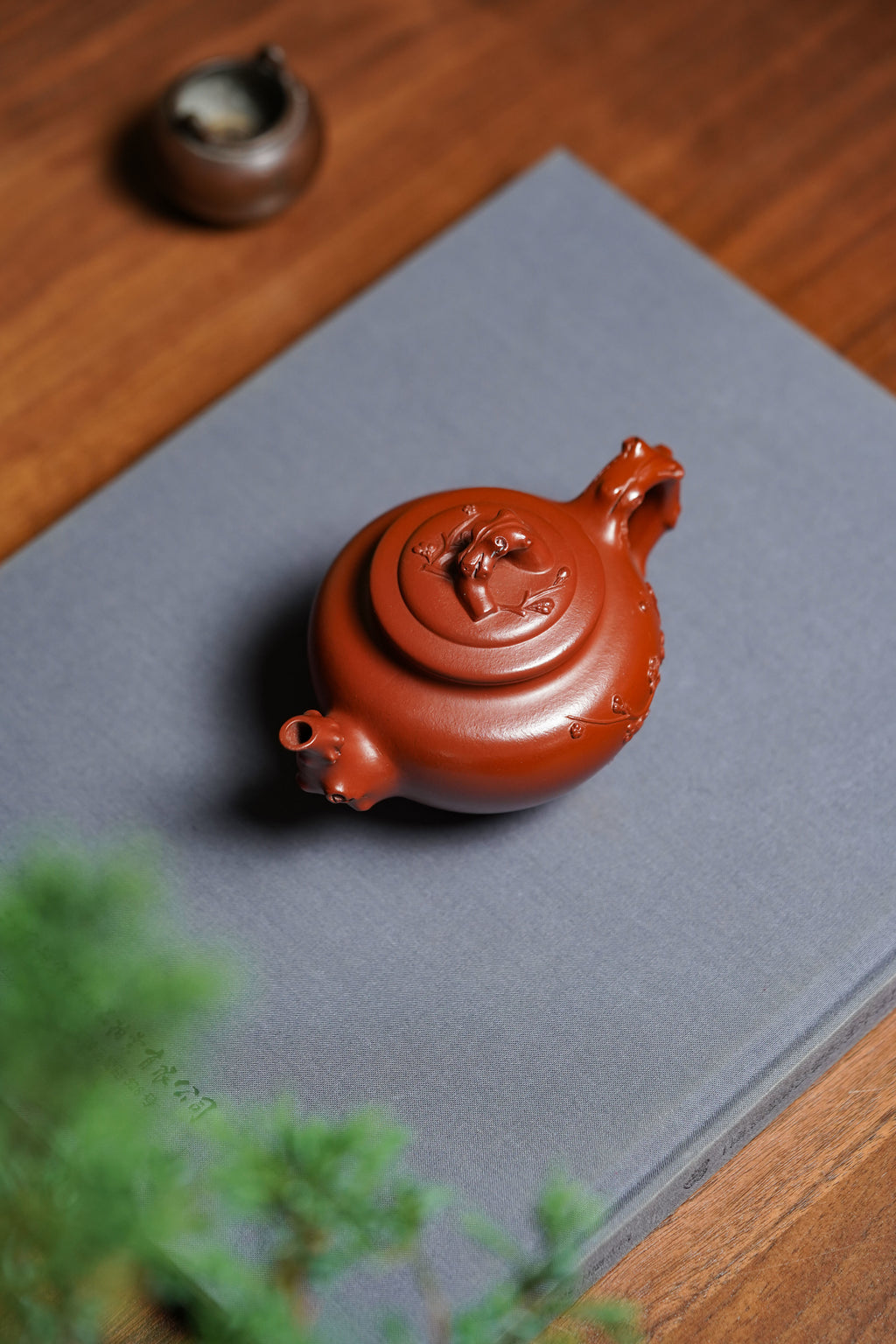 蒋艺华大师·重器传承·紫砂七老花器泰斗蒋蓉·唯一传人佳作【梅报春壶】原矿极品朱泥 200cc