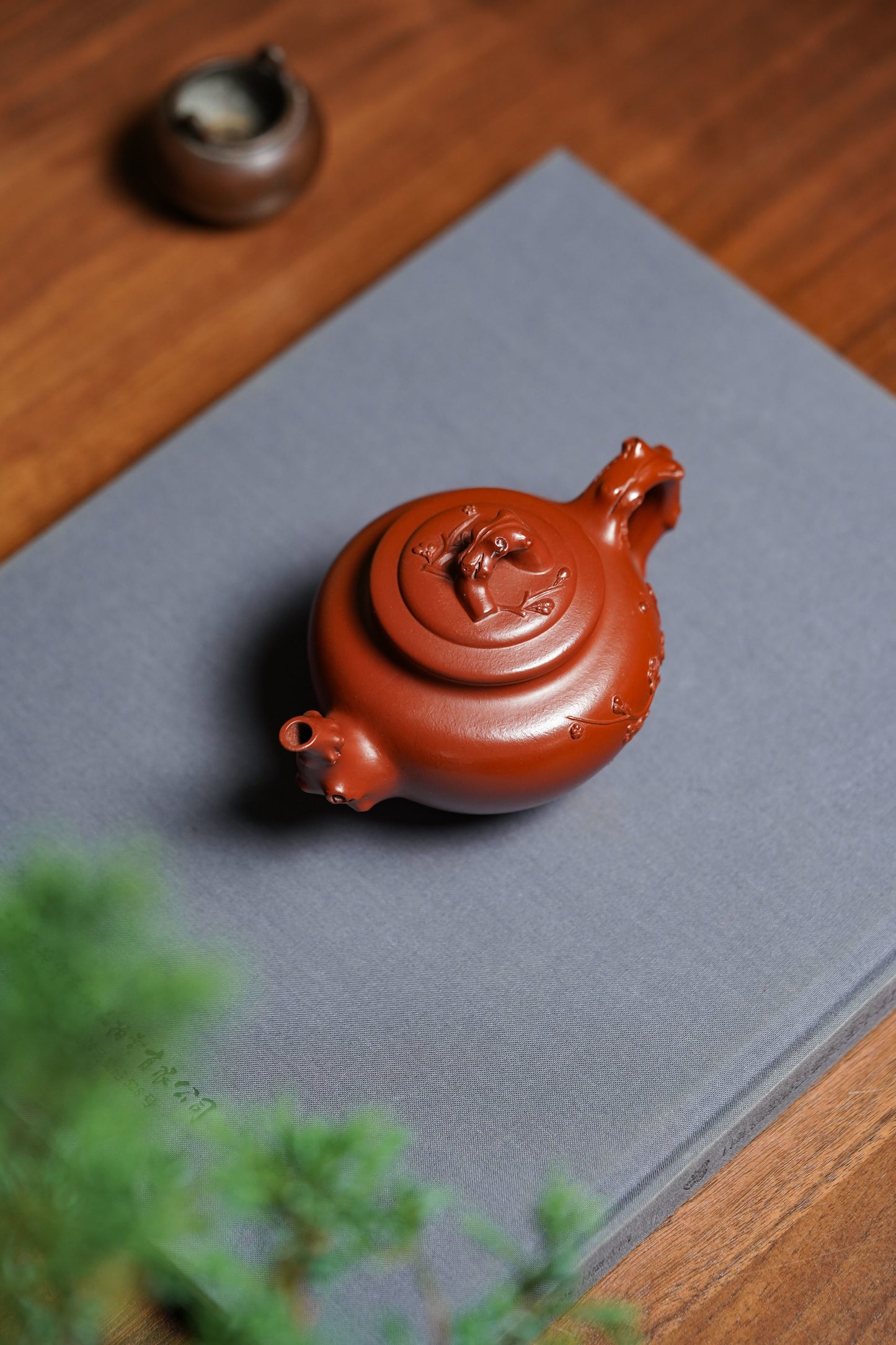 蒋艺华大师·重器传承·紫砂七老花器泰斗蒋蓉·唯一传人佳作【梅报春壶】原矿极品朱泥 200cc